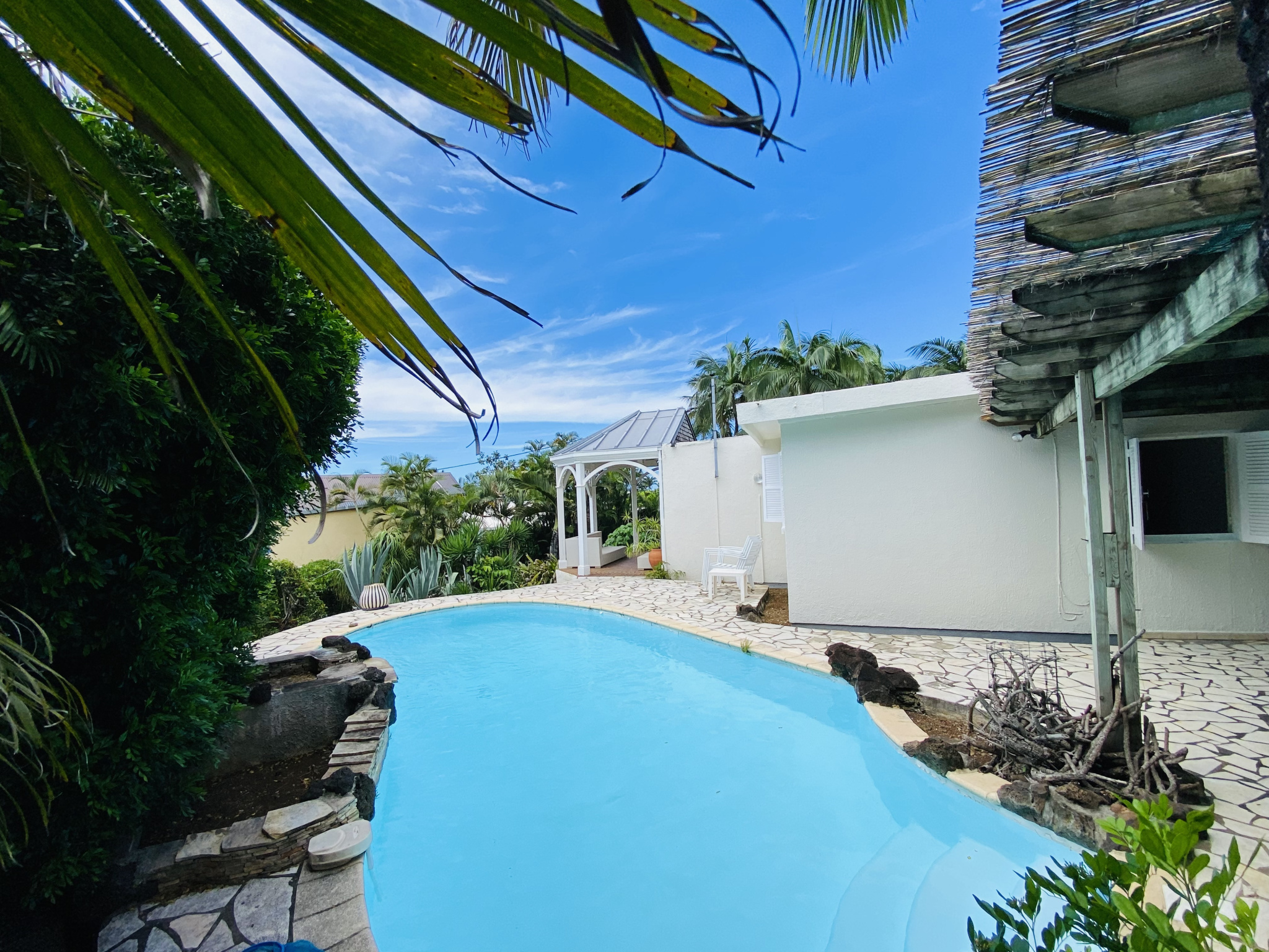 Villa de plein pied Bois de Nèfles T5 ( 3 chambres + dépendance ) - VUE MER