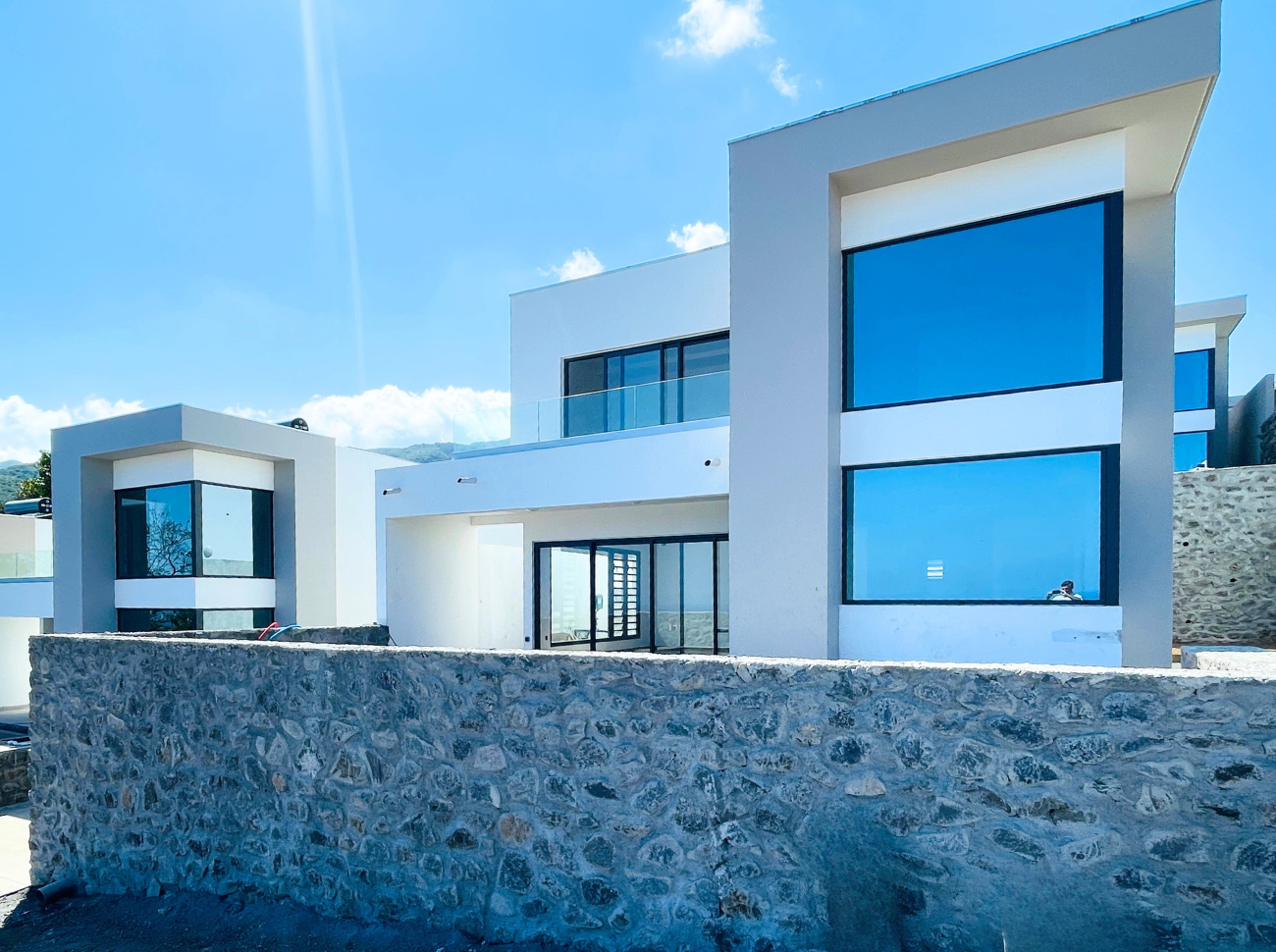VILLA D'ARCHITECTE NEUVE AVEC VUE MER ET PISCINE SECTEUR BOEUF MORT