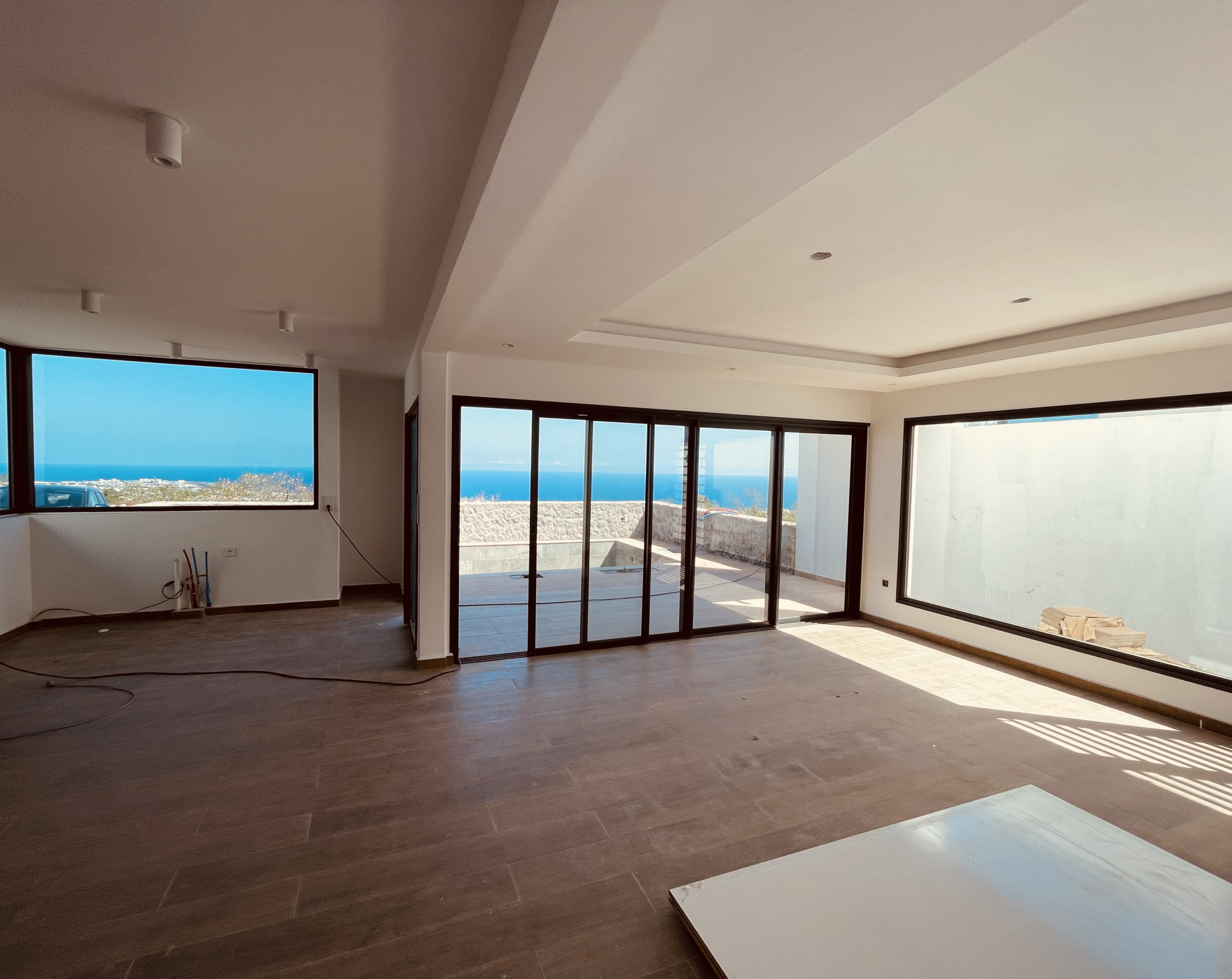 VILLA D'ARCHITECTE NEUVE AVEC VUE MER ET PISCINE SECTEUR BOEUF MORT