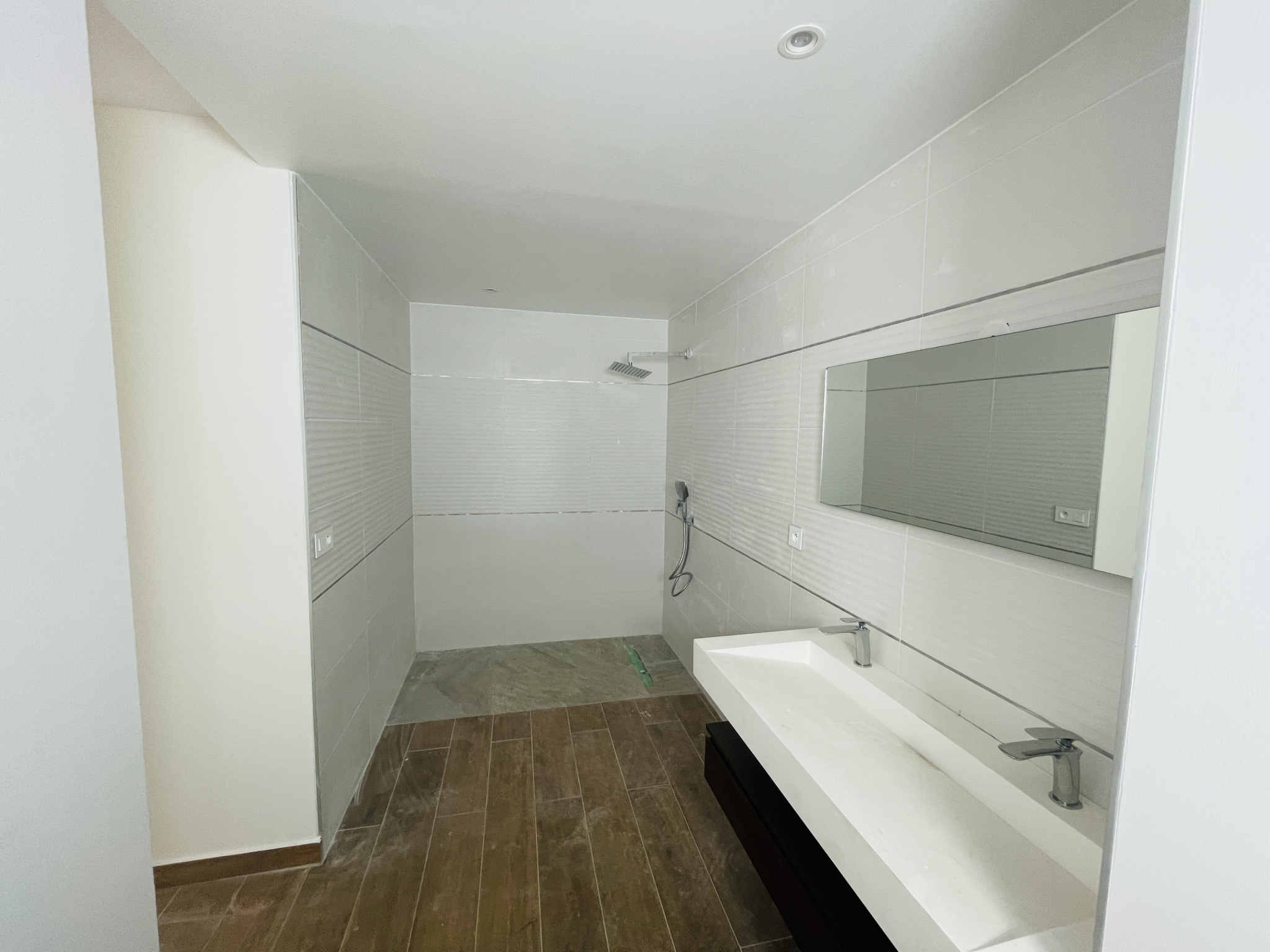 VILLA D'ARCHITECTE NEUVE AVEC VUE MER ET PISCINE SECTEUR BOEUF MORT