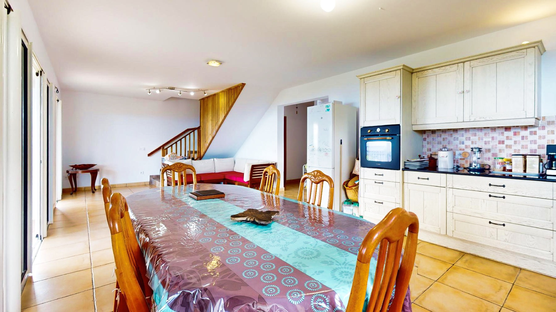 MAISON T6 DANS UN ENVIRONNEMENT CALME AVEC VUE MER