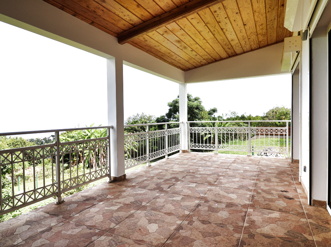 MAISON T6 DANS UN ENVIRONNEMENT CALME AVEC VUE MER