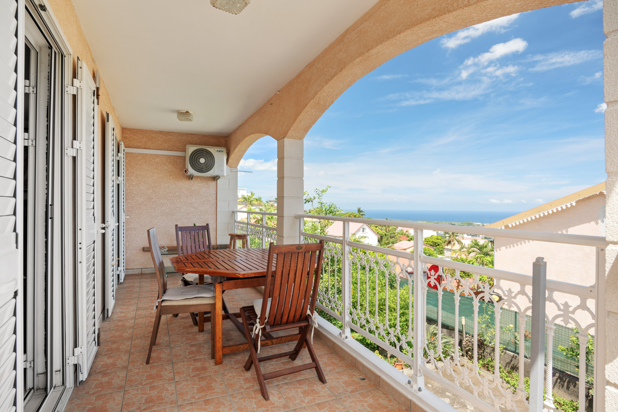 VILLA VUE MER ET PISCINE EN PIERRE NATURELLE A LA POSSESSION