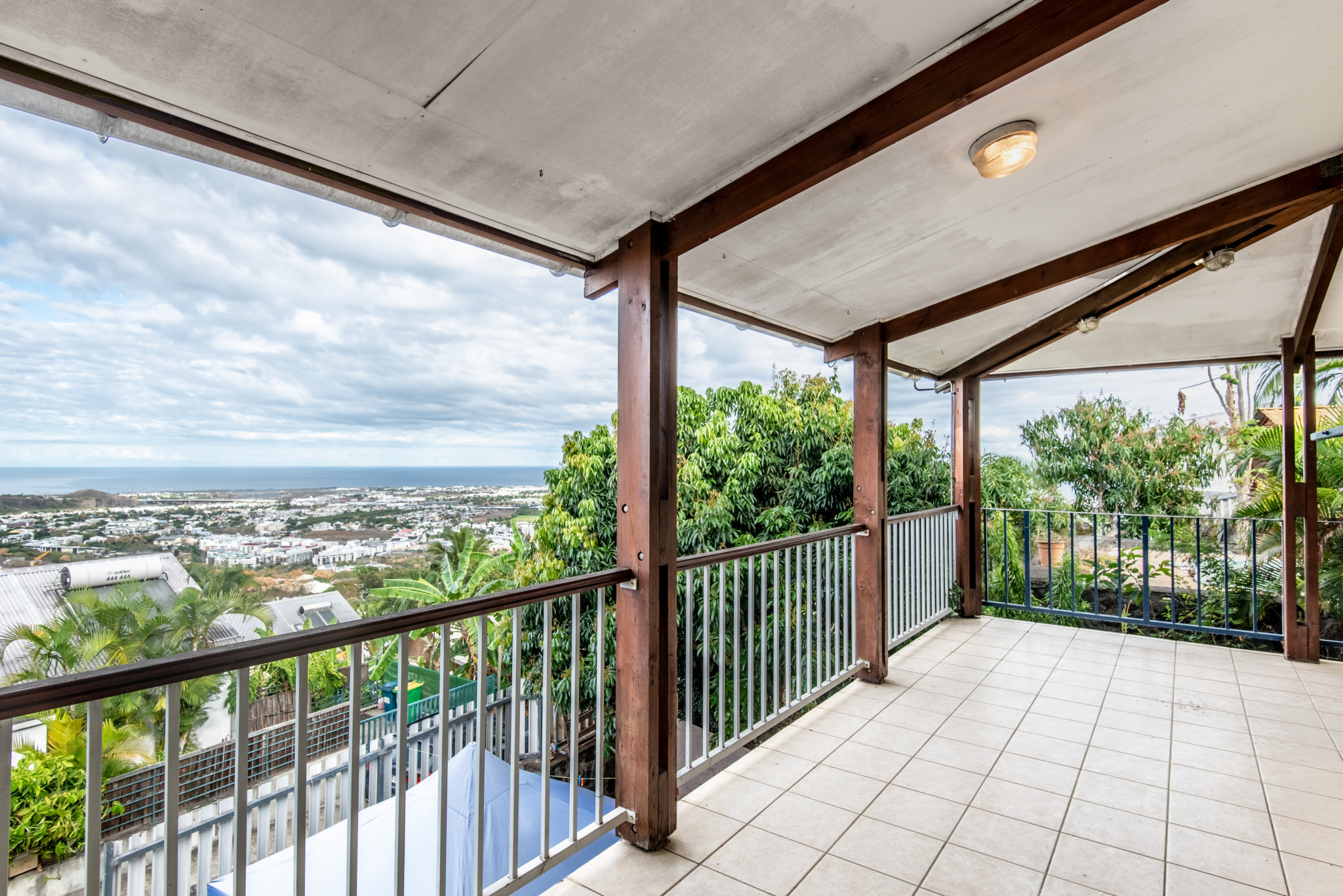 LA POSSESSION (SAINTE THERESE) - VILLA T6 144m2 AVEC PISCINE