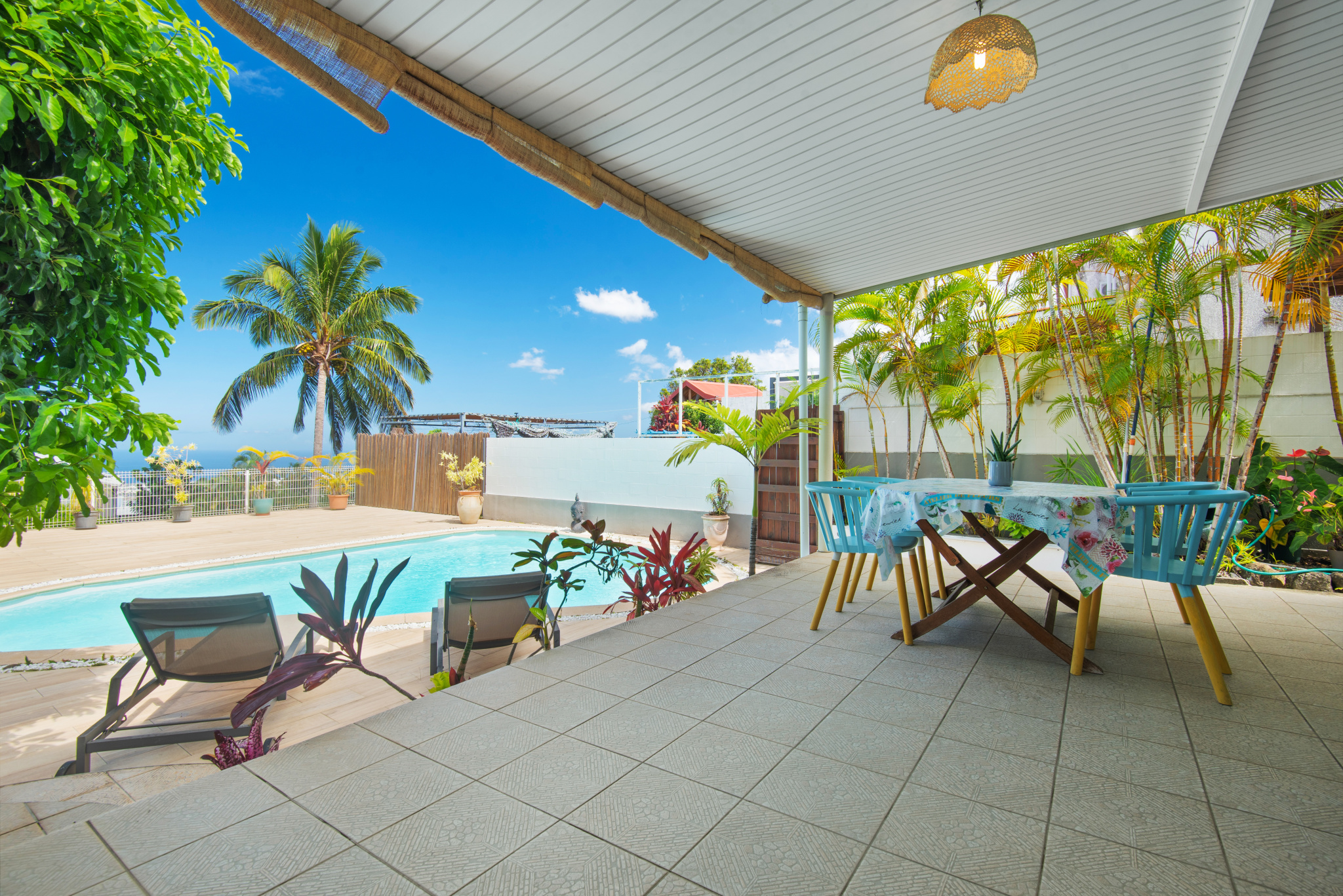 VILLA AVEC PISCINE &amp; VUE MER - A LA POSSESSION (PICHETTE)