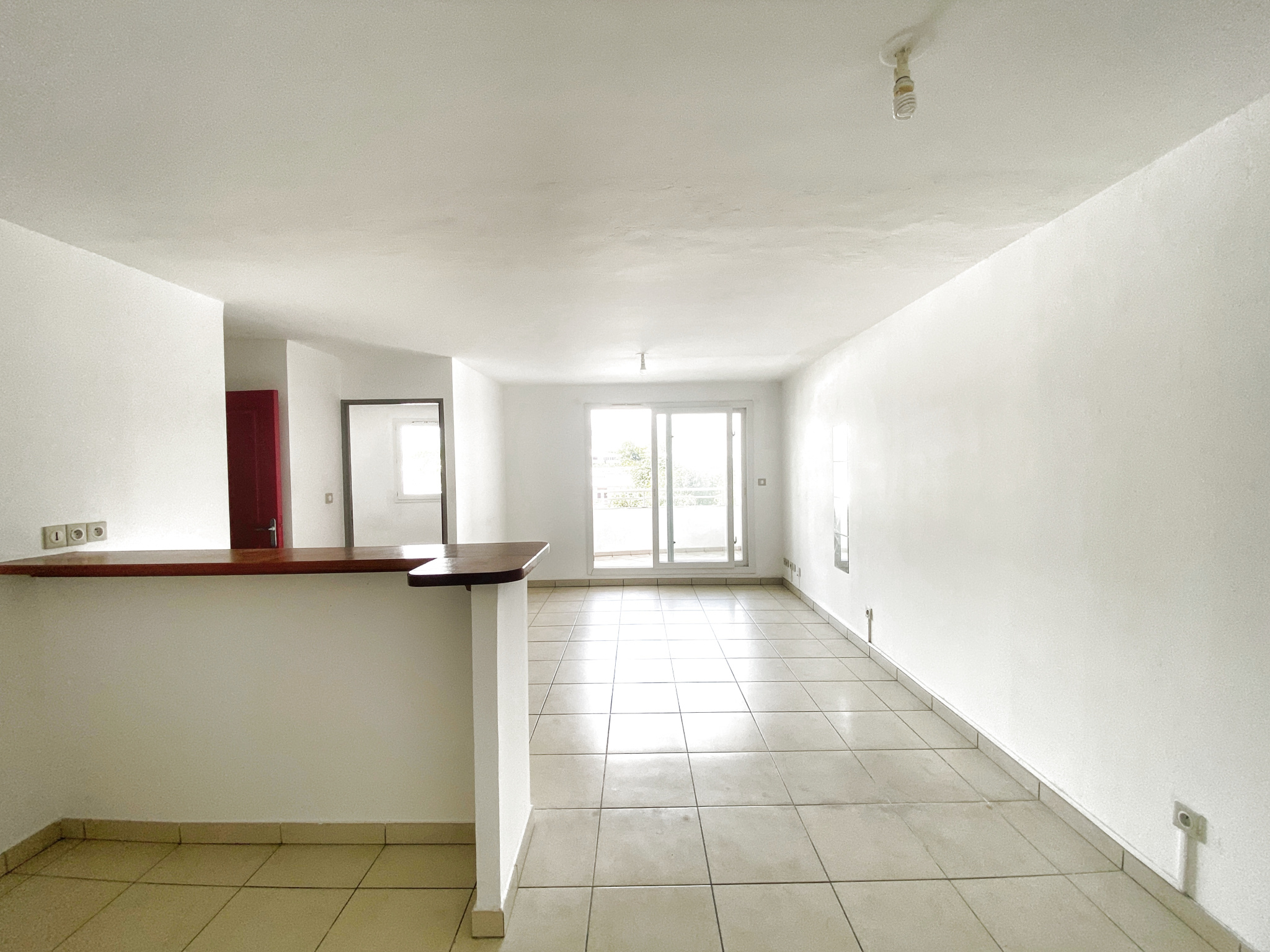 SAINT BENOIT (Rue MONTFLEURY) - T2 LUMINEUX SANS VIS-À-VIS LIBRE