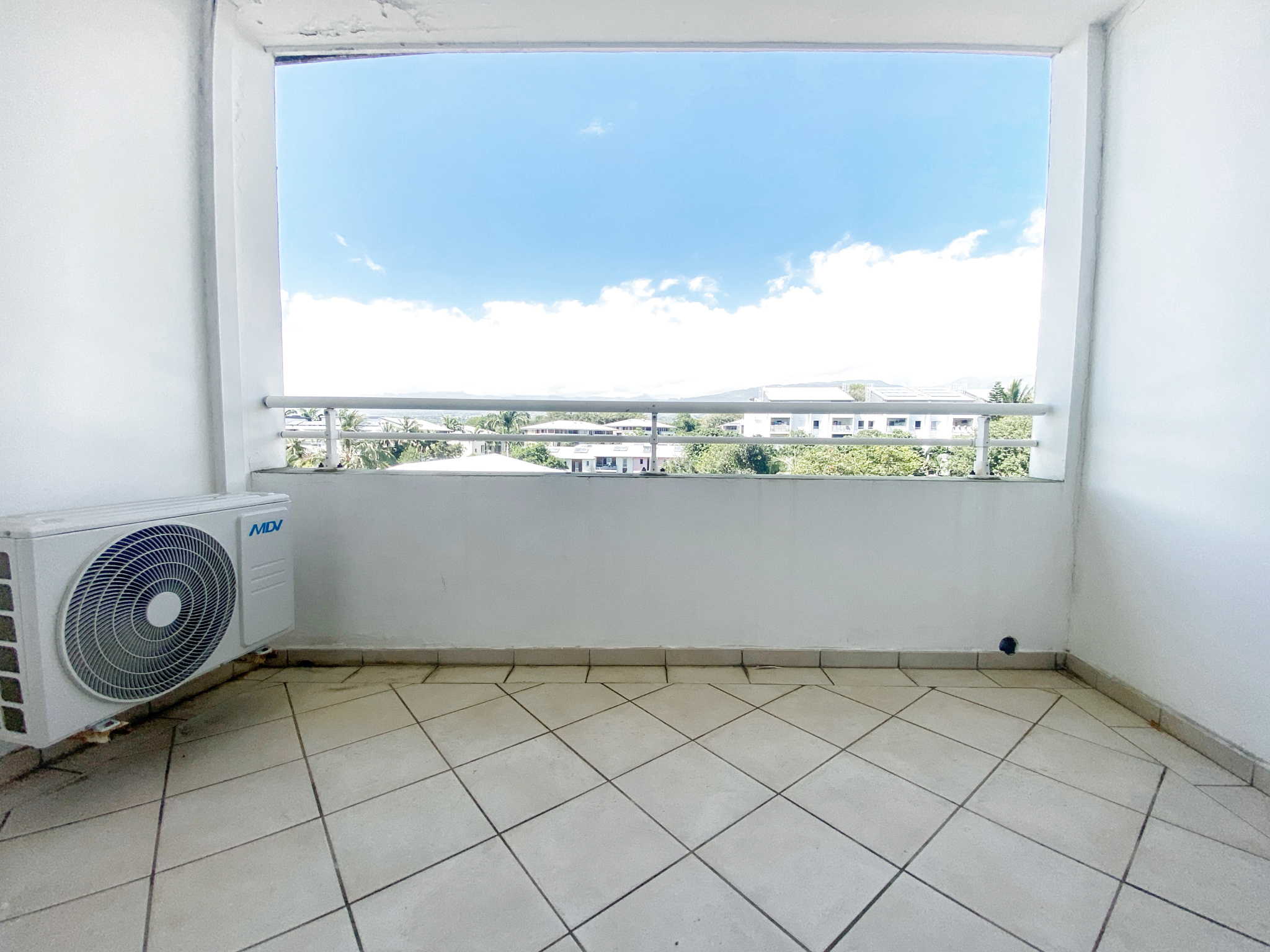 SAINT BENOIT (Rue MONTFLEURY) - T2 LUMINEUX SANS VIS-À-VIS LIBRE