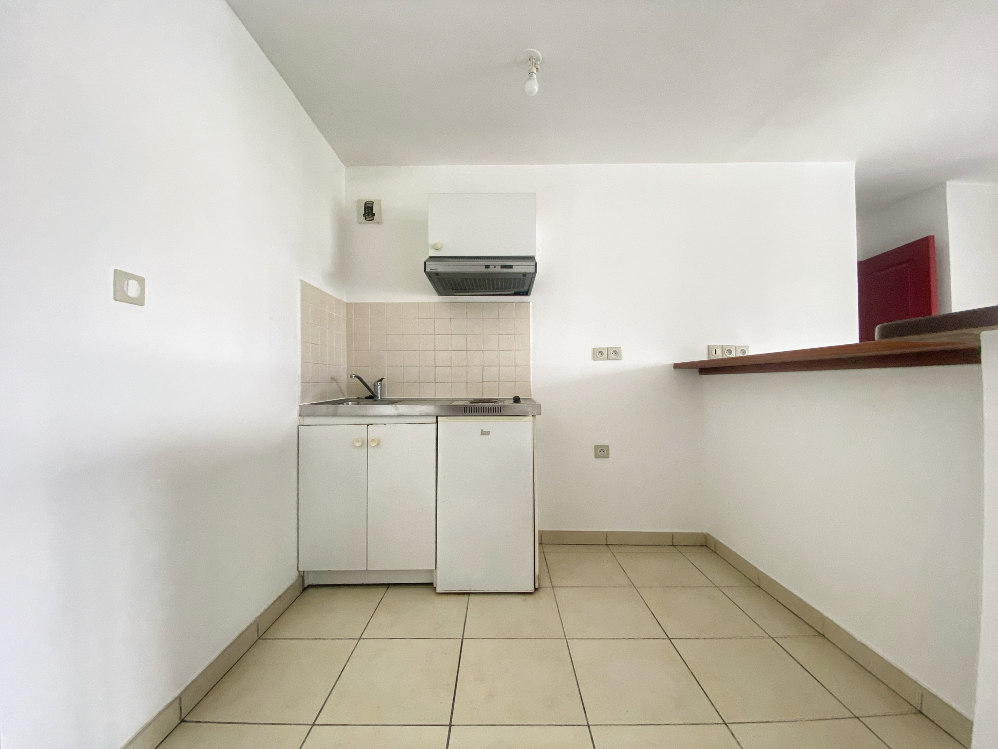 SAINT BENOIT (Rue MONTFLEURY) - T2 LUMINEUX SANS VIS-À-VIS LIBRE