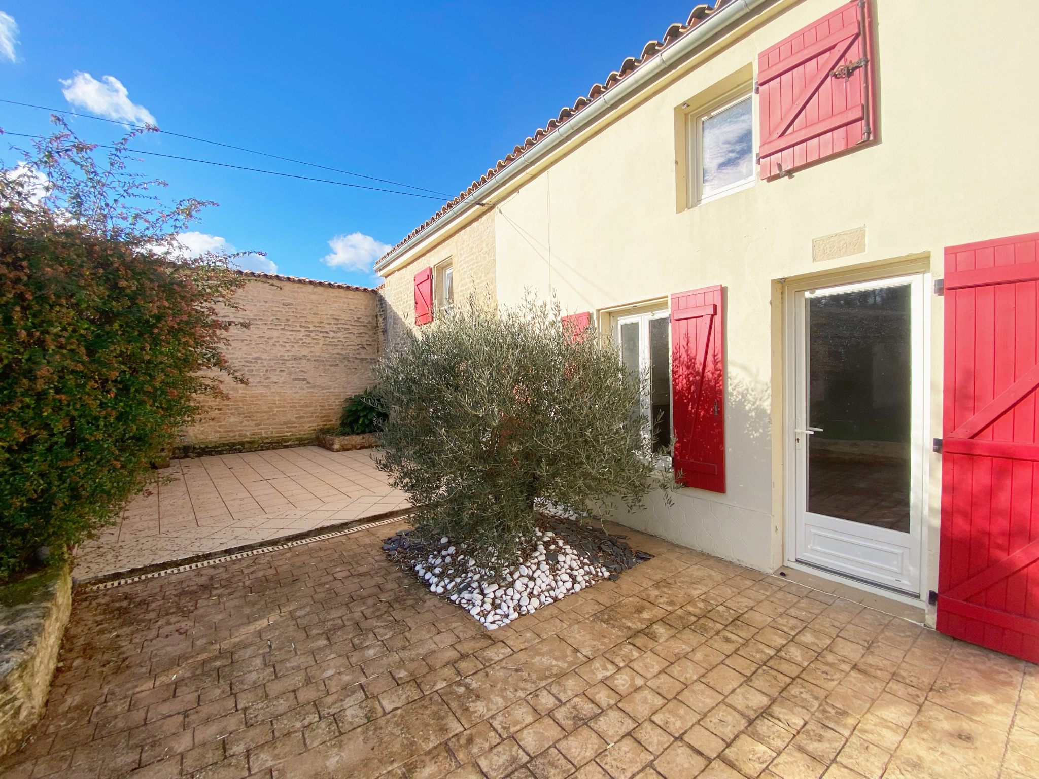 MAGNIFIQUE LONGÈRE RÉNOVÉE - 4 chambres - Garage et jardin (VOUILLÉ)