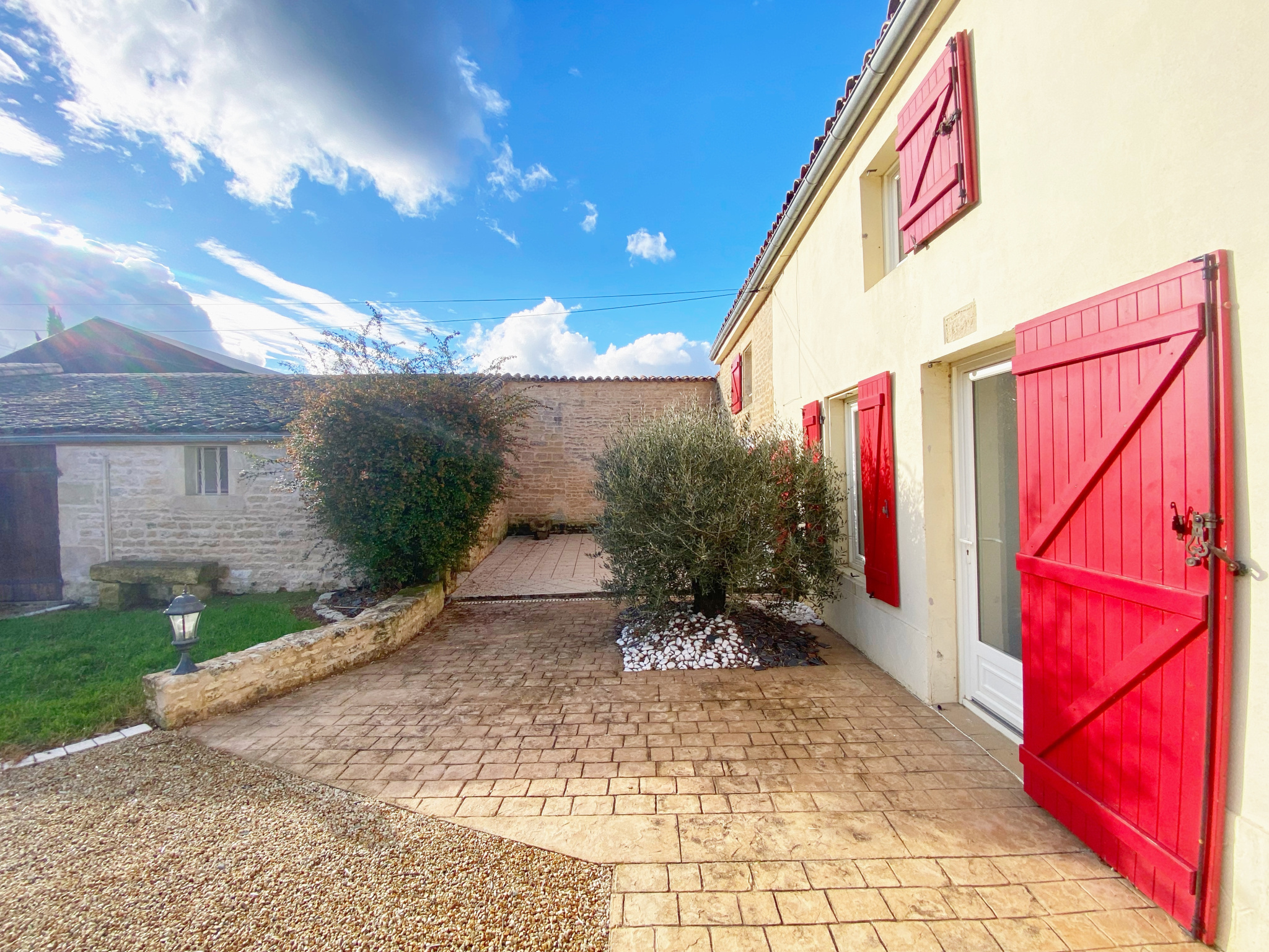 MAGNIFIQUE LONGÈRE RÉNOVÉE - 4 chambres - Garage et jardin (VOUILLÉ)