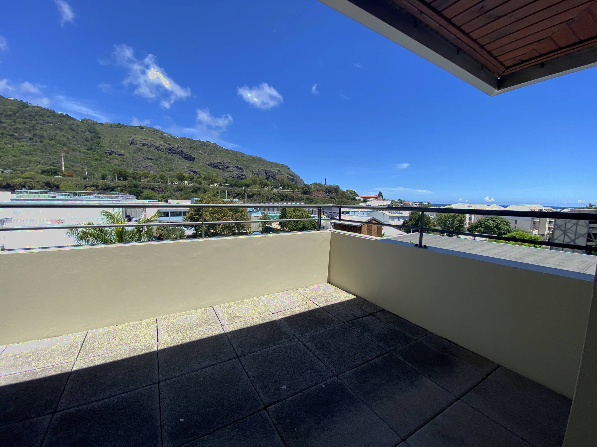 APPARTEMENT T2 LIBRE AVEC VARANGUE VUE MER - ST DENIS (BAS DE LA RIVIÈRE)