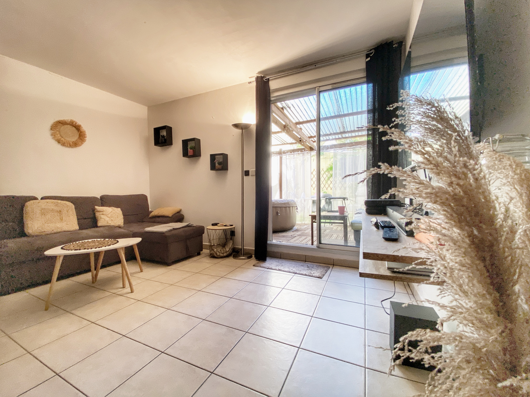 ST DENIS (MOUFIA) - T2 LIBRE AVEC JARDIN