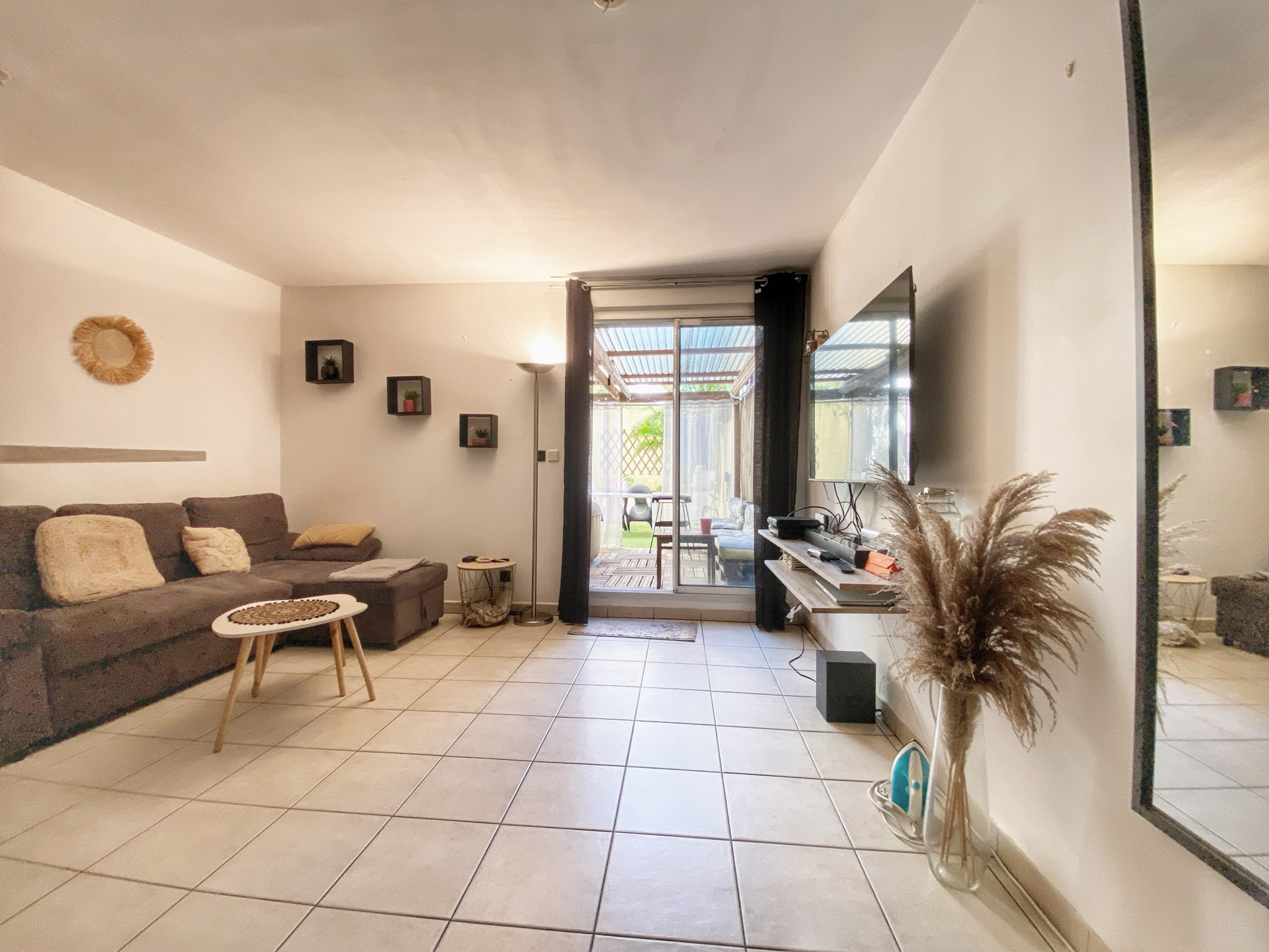 ST DENIS (MOUFIA) - T2 LIBRE AVEC JARDIN