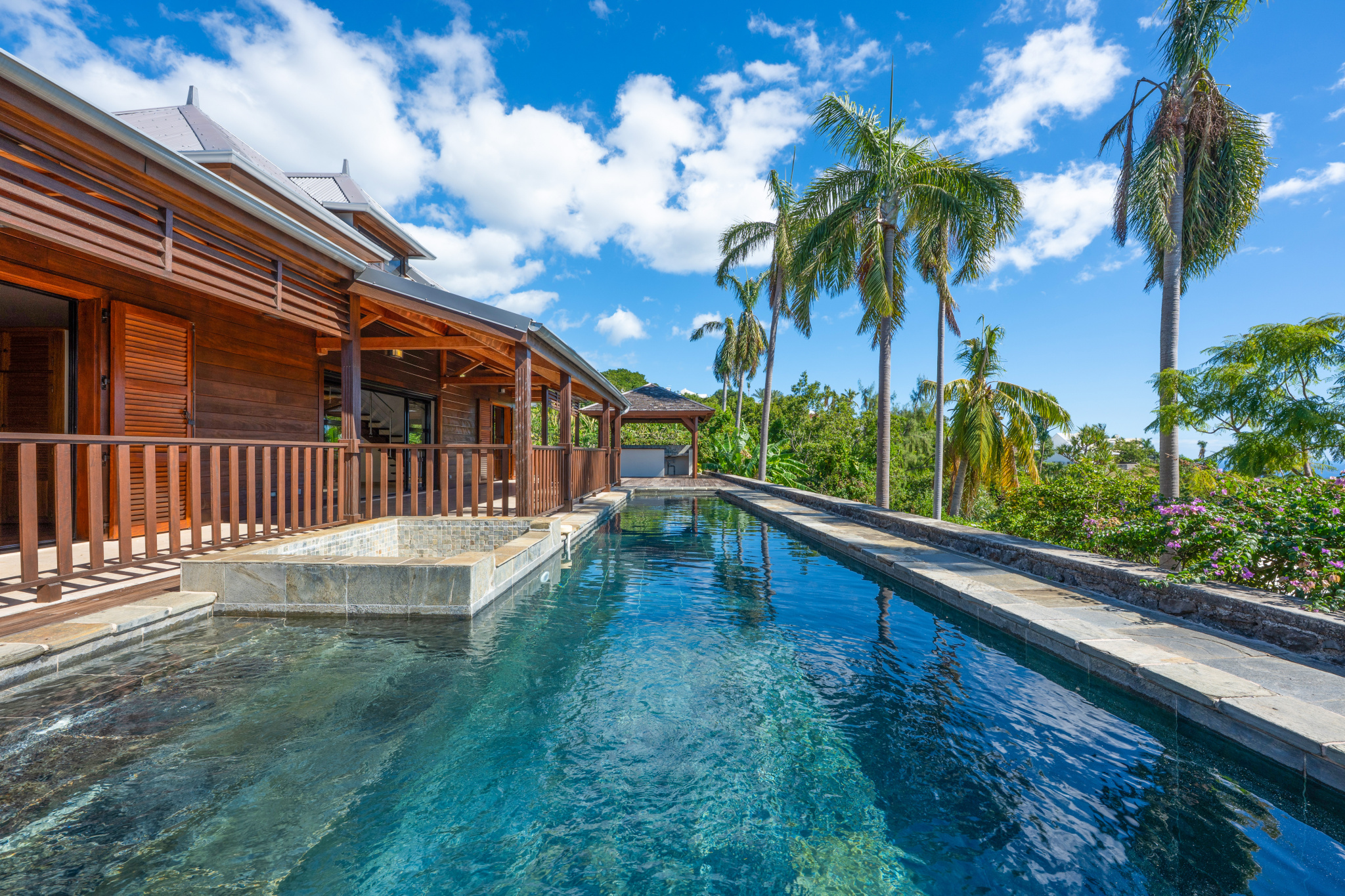 LA MONTAGNE (CHEMIN CAP BERNARD) - MAISON T4 + DÉPENDANCE AVEC PISCINE ET VUE MER