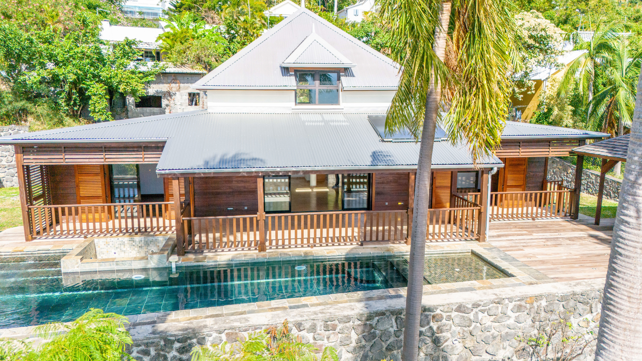 LA MONTAGNE (CHEMIN CAP BERNARD) - MAISON T4 + DÉPENDANCE AVEC PISCINE ET VUE MER