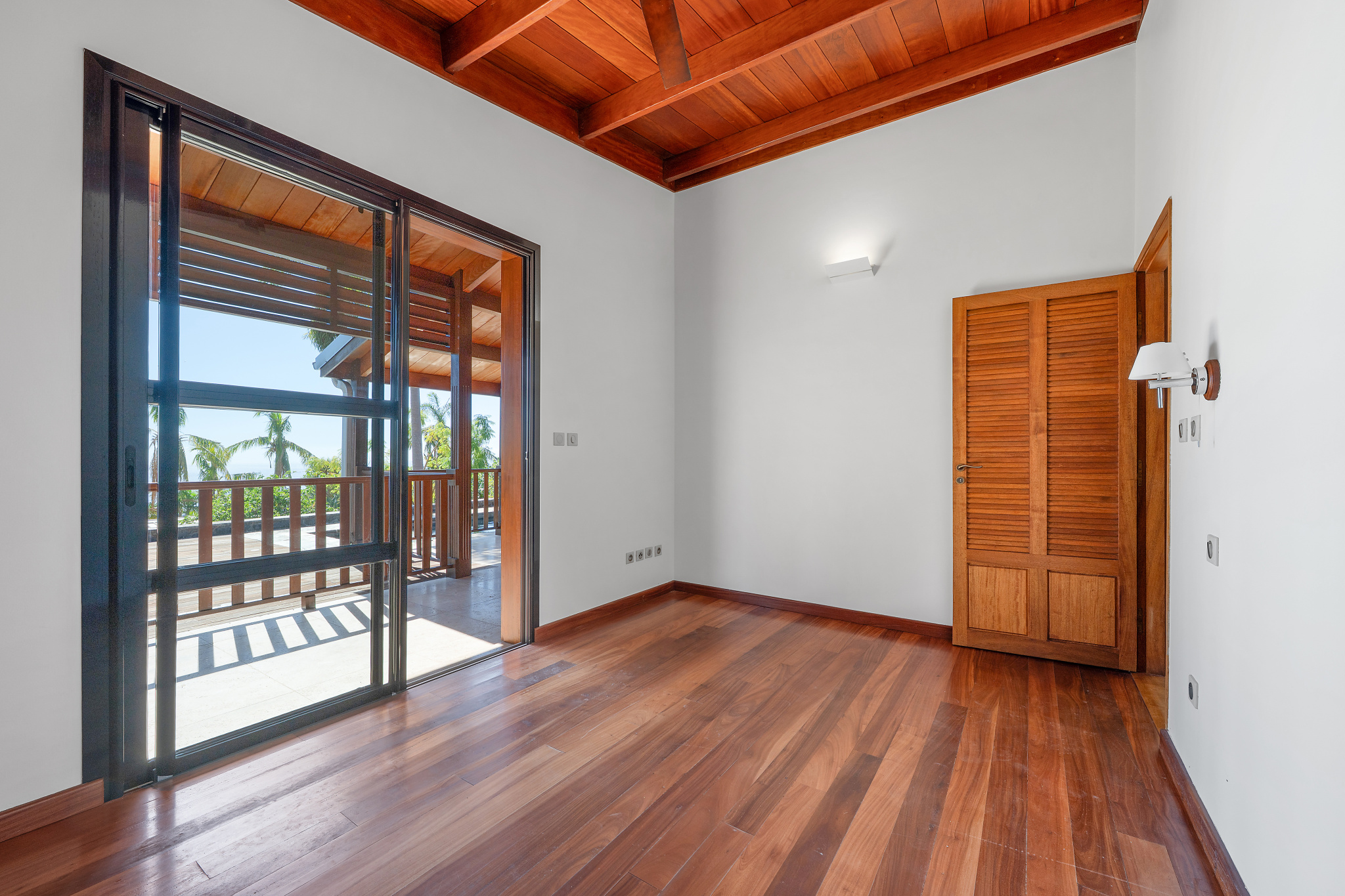 LA MONTAGNE (CHEMIN CAP BERNARD) - MAISON T4 + DÉPENDANCE AVEC PISCINE ET VUE MER