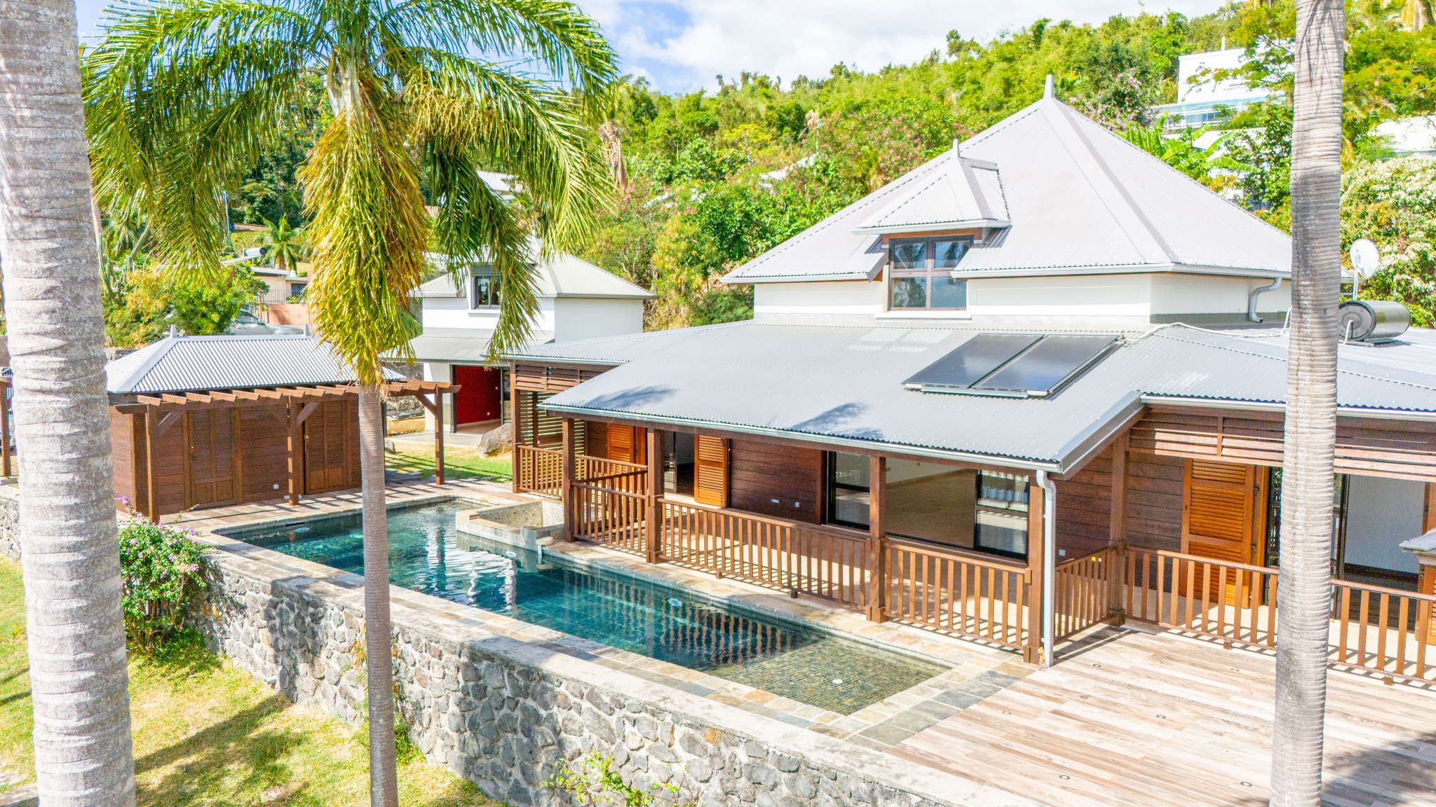 LA MONTAGNE (CHEMIN CAP BERNARD) - MAISON T4 + DÉPENDANCE AVEC PISCINE ET VUE MER