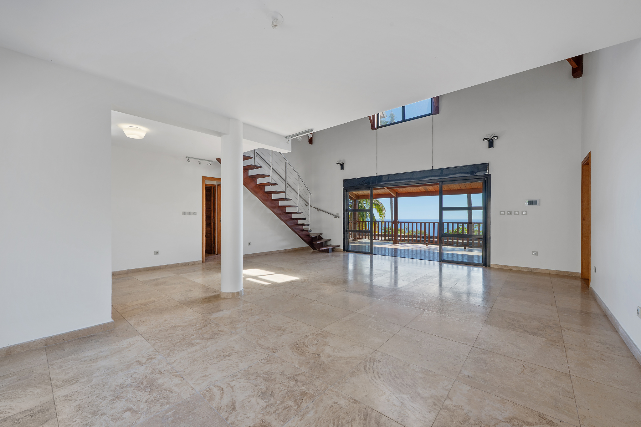 LA MONTAGNE (CHEMIN CAP BERNARD) - MAISON T4 + DÉPENDANCE AVEC PISCINE ET VUE MER