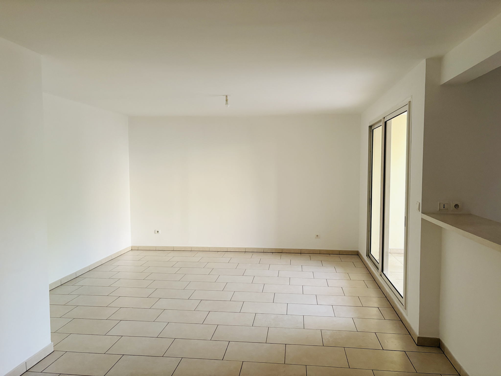LA POSSESSION (CENTRE VILLE) - LOCATION APPARTEMENT T3 AVEC VARANGUE ET PARKING