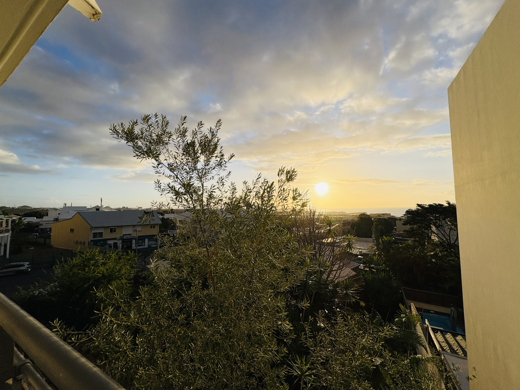 LA POSSESSION (CENTRE VILLE) - LOCATION APPARTEMENT T3 AVEC VARANGUE ET PARKING