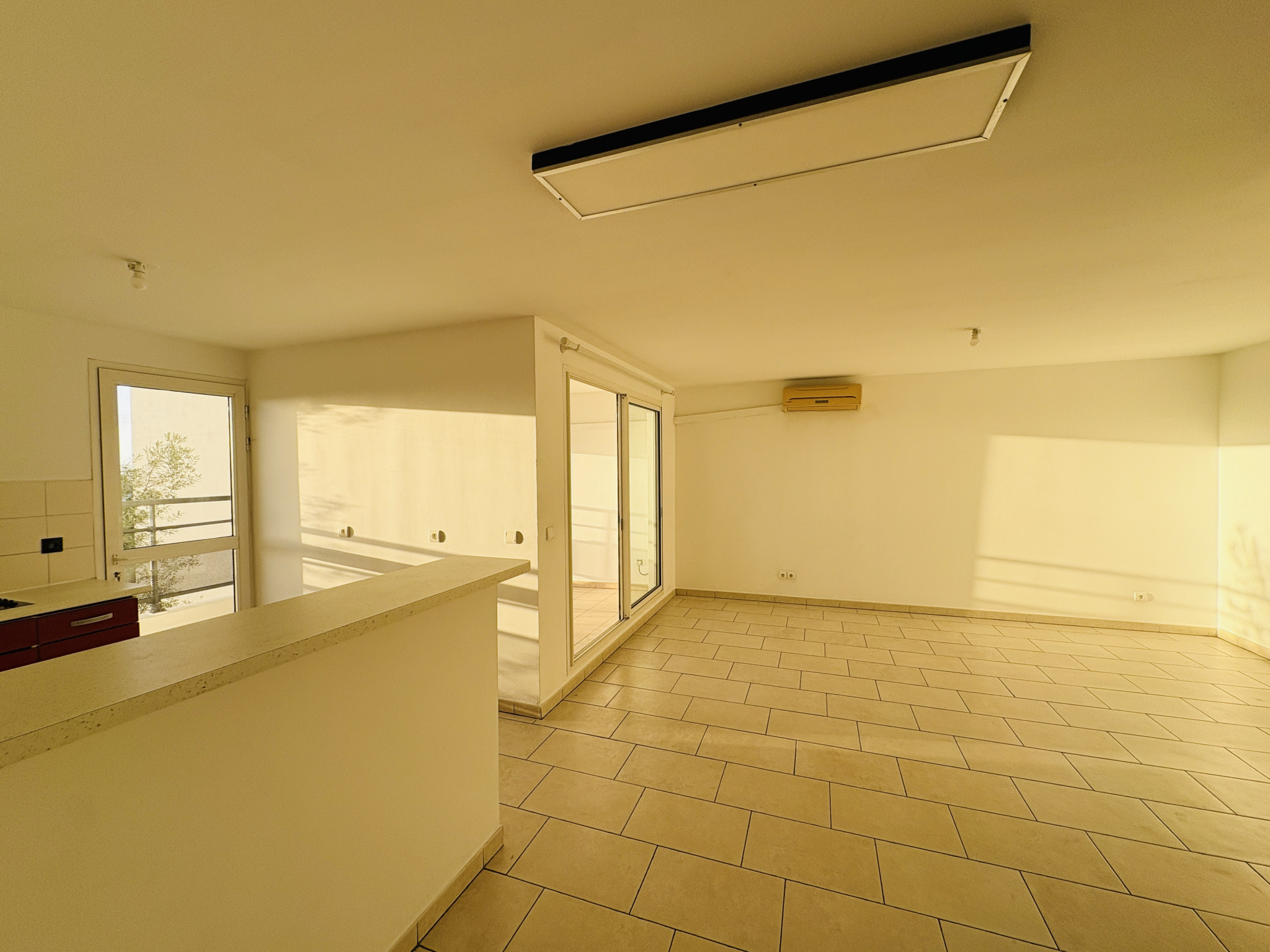 LA POSSESSION (CENTRE VILLE) - LOCATION APPARTEMENT T3 AVEC VARANGUE ET PARKING