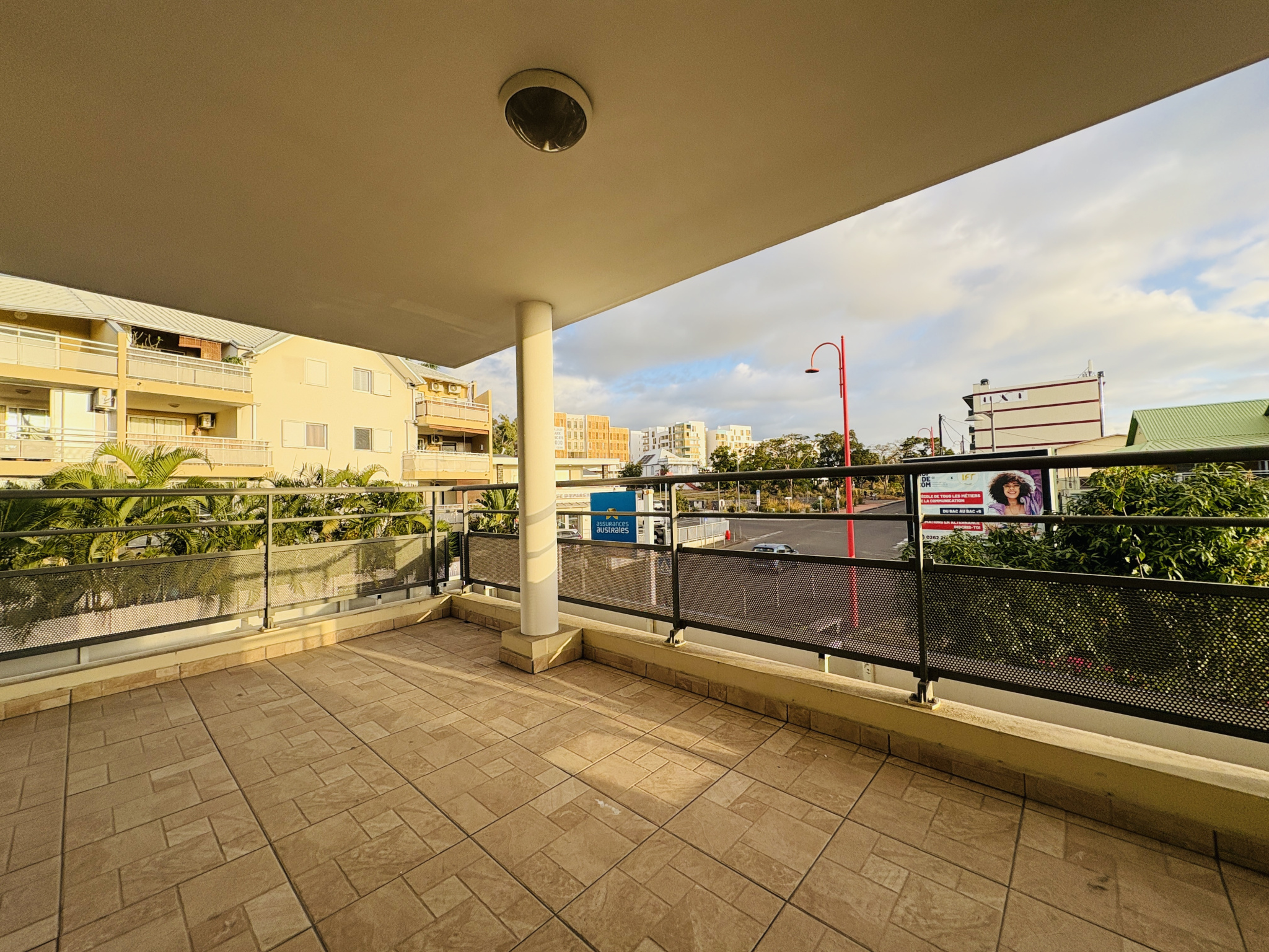 LA POSSESSION (CENTRE VILLE) - LOCATION T2  AVEC DOUBLE TERRASSE ET PARKING