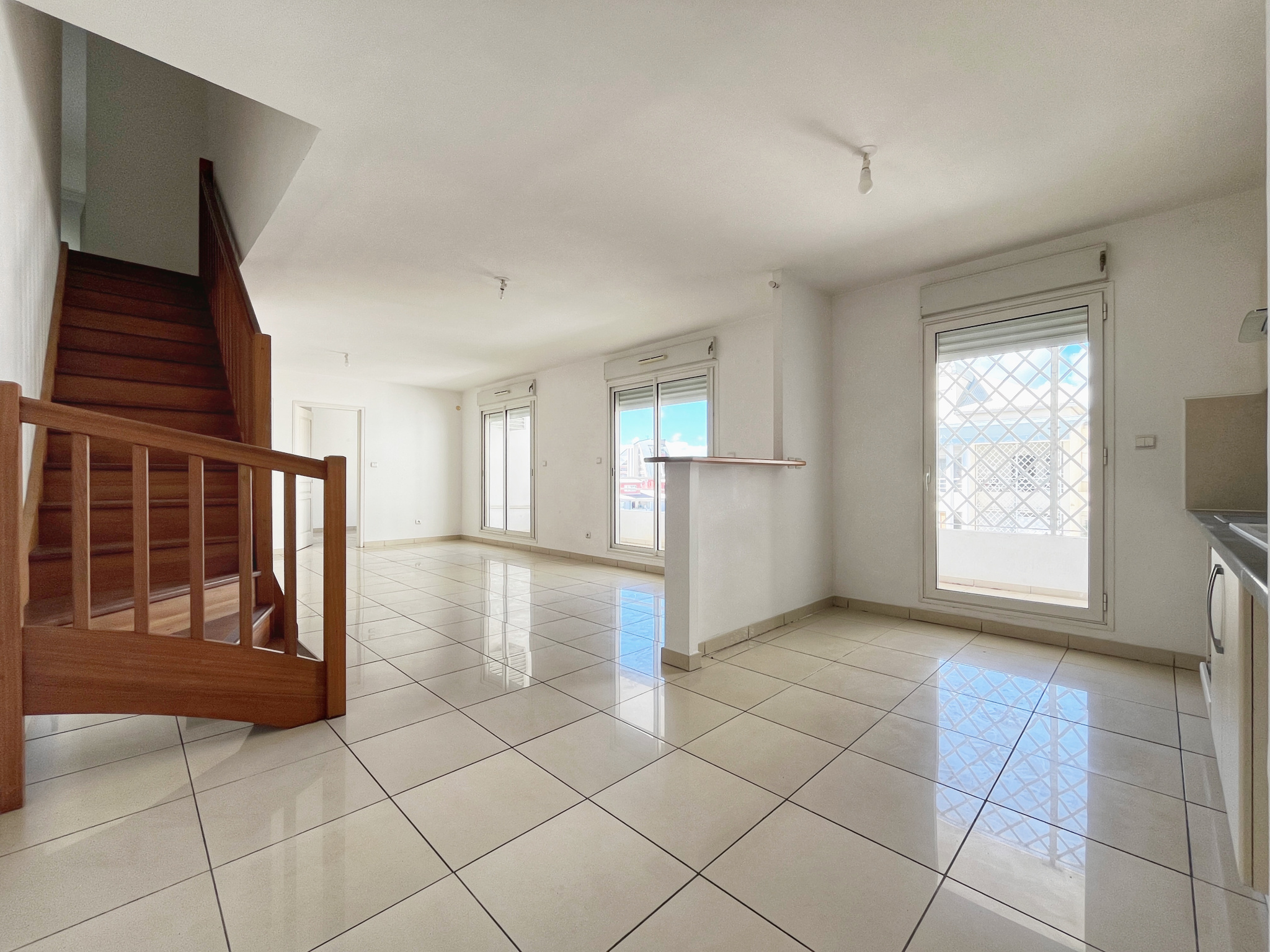 SAINT-DENIS (PROCHE CADJEE) T4 DUPLEX AU DERNIER ETAGE  - LIBRE