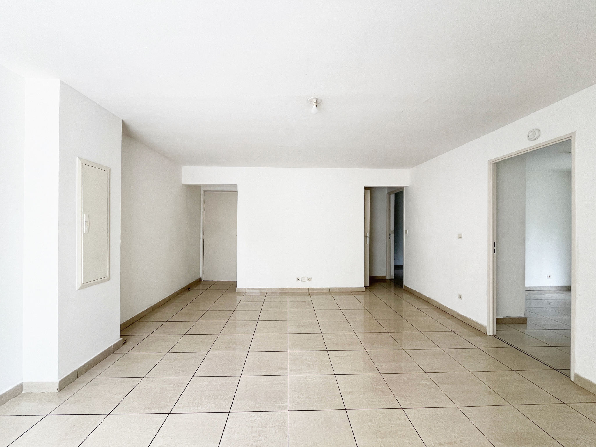 SAINTE CLOTILDE (MOUFIA) - APPARTEMENT T3 LIBRE