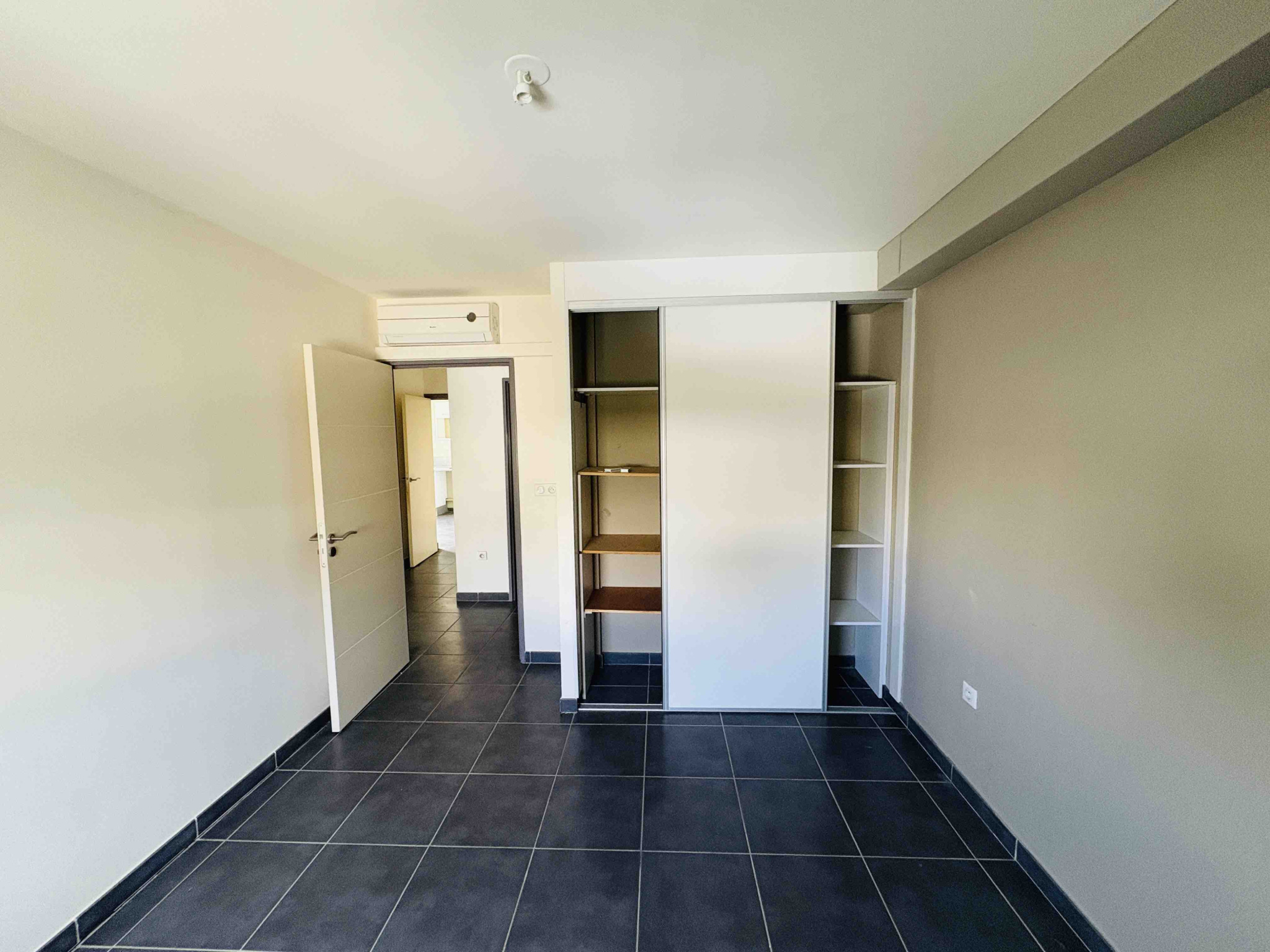 SAINT LEU (FRONT DE MER) -  APPARTEMENT T3 AVEC 2 PLACES DE PARKING