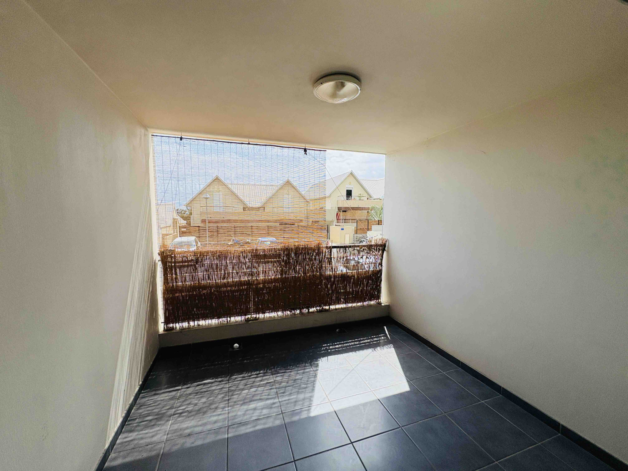 SAINT LEU (FRONT DE MER) -  APPARTEMENT T3 AVEC 2 PLACES DE PARKING