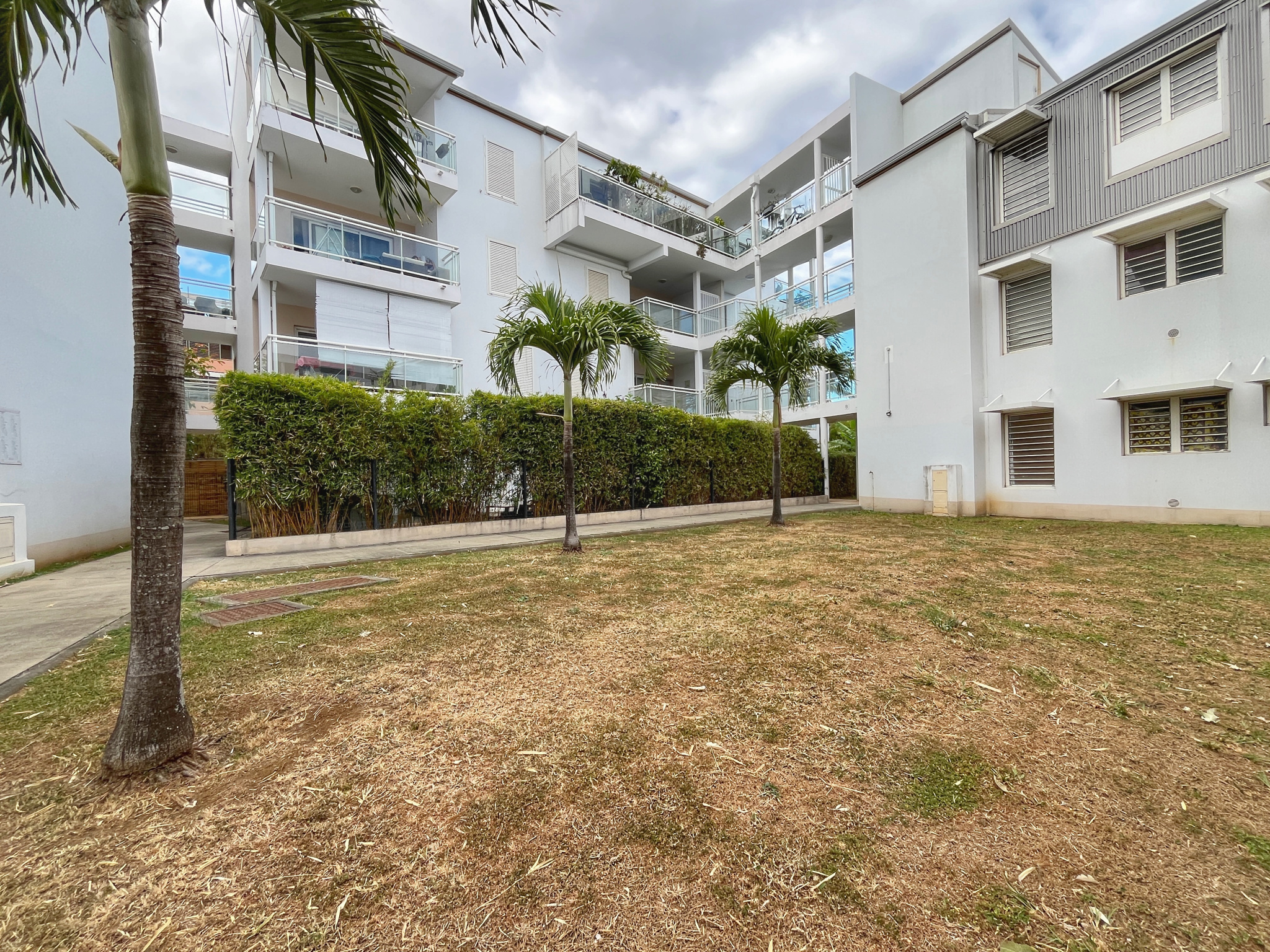 SAINTE CLOTILDE  - APPARTEMENT T2 AVEC 2 JARDINS