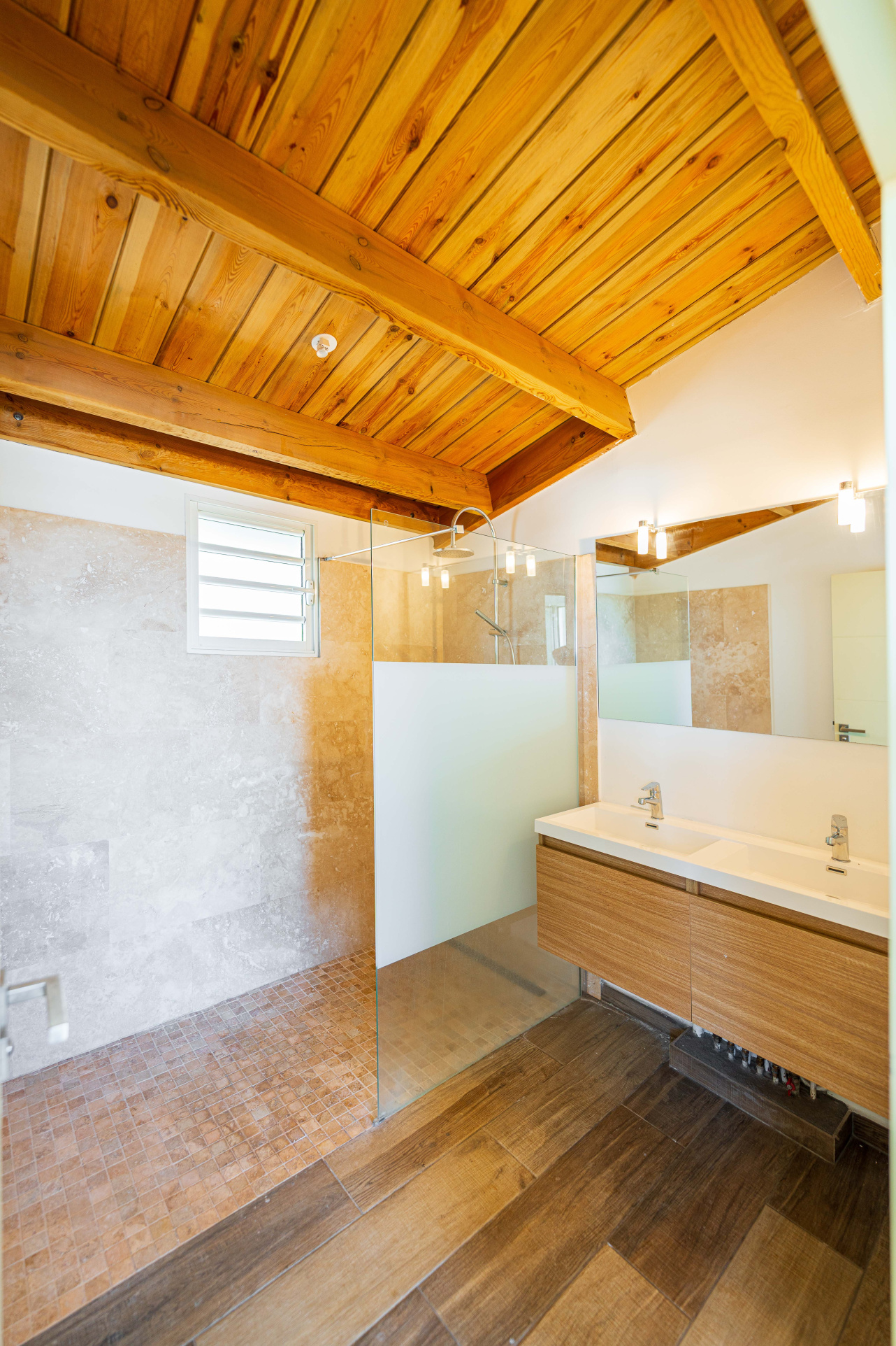 RARE SUR SECTEUR VILLA 147 m2  AVEC PISCINE A LA POSSESSION