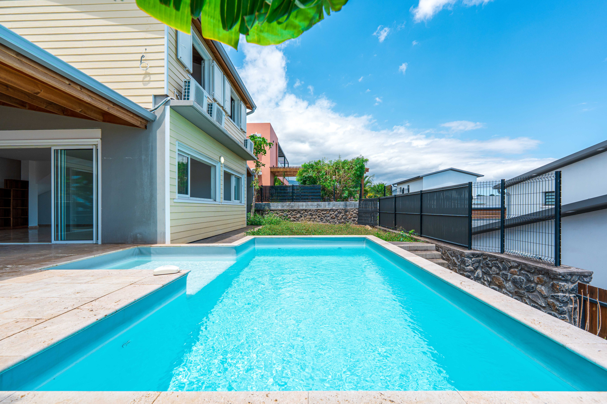 RARE SUR SECTEUR VILLA 147 m2  AVEC PISCINE A LA POSSESSION