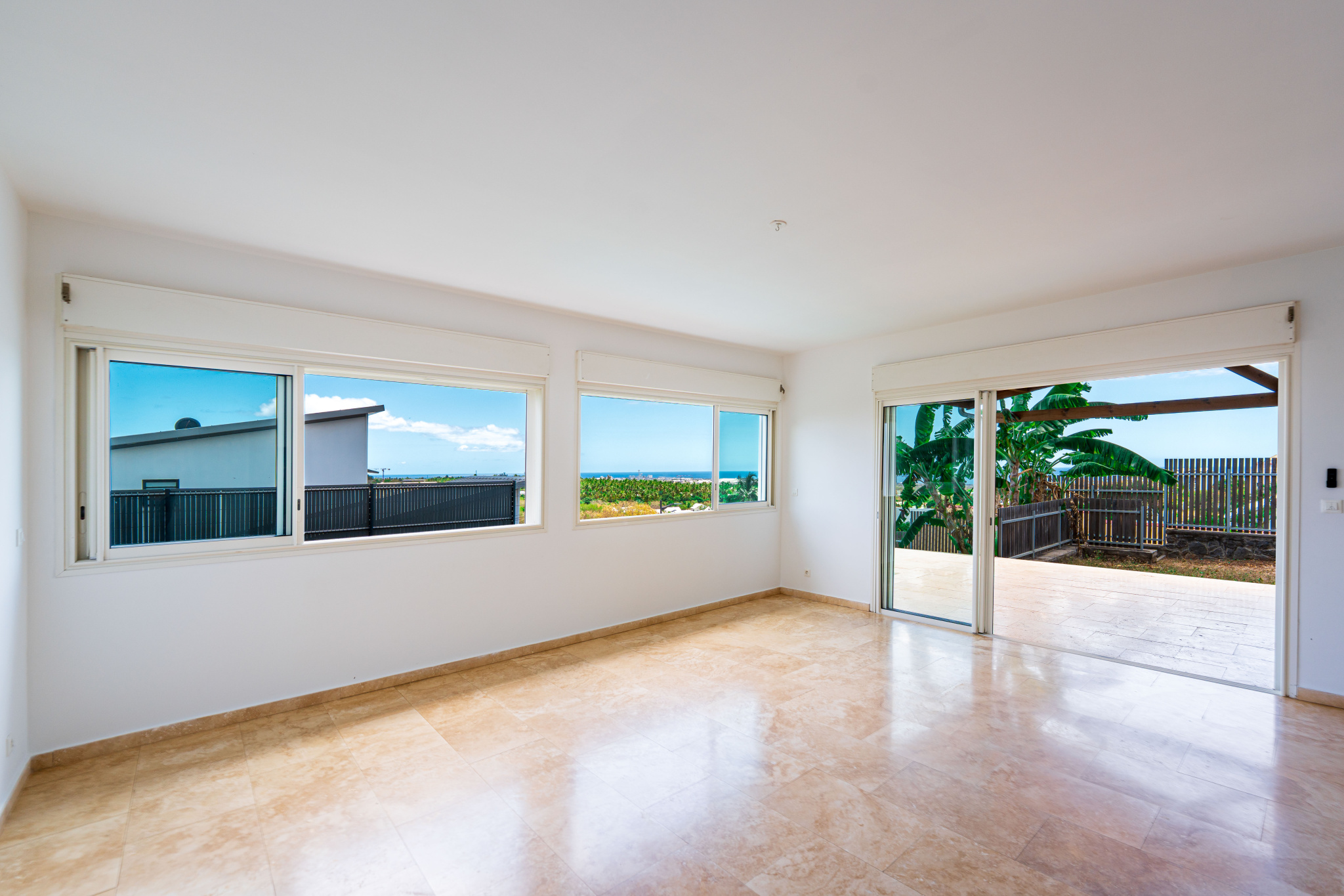 RARE SUR SECTEUR VILLA 147 m2  AVEC PISCINE A LA POSSESSION