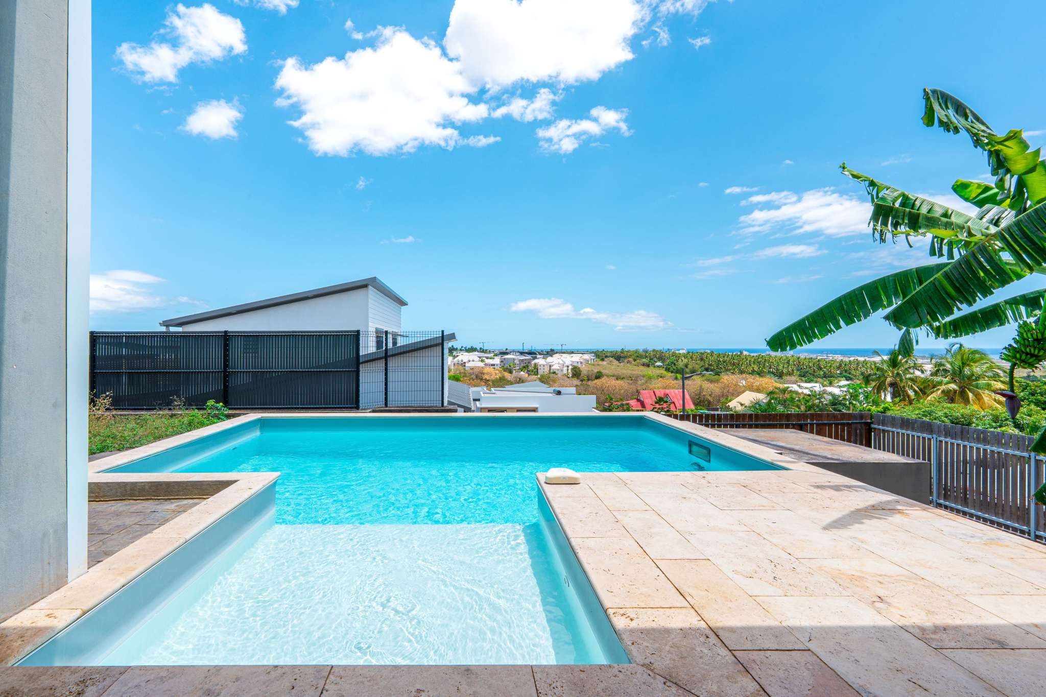 RARE SUR SECTEUR VILLA 147 m2  AVEC PISCINE A LA POSSESSION