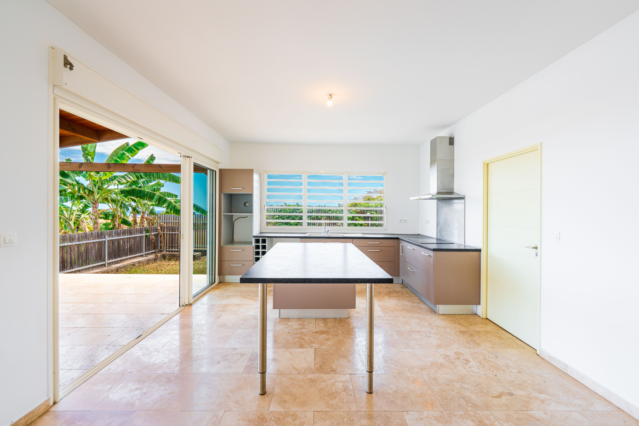 RARE SUR SECTEUR VILLA 147 m2  AVEC PISCINE A LA POSSESSION