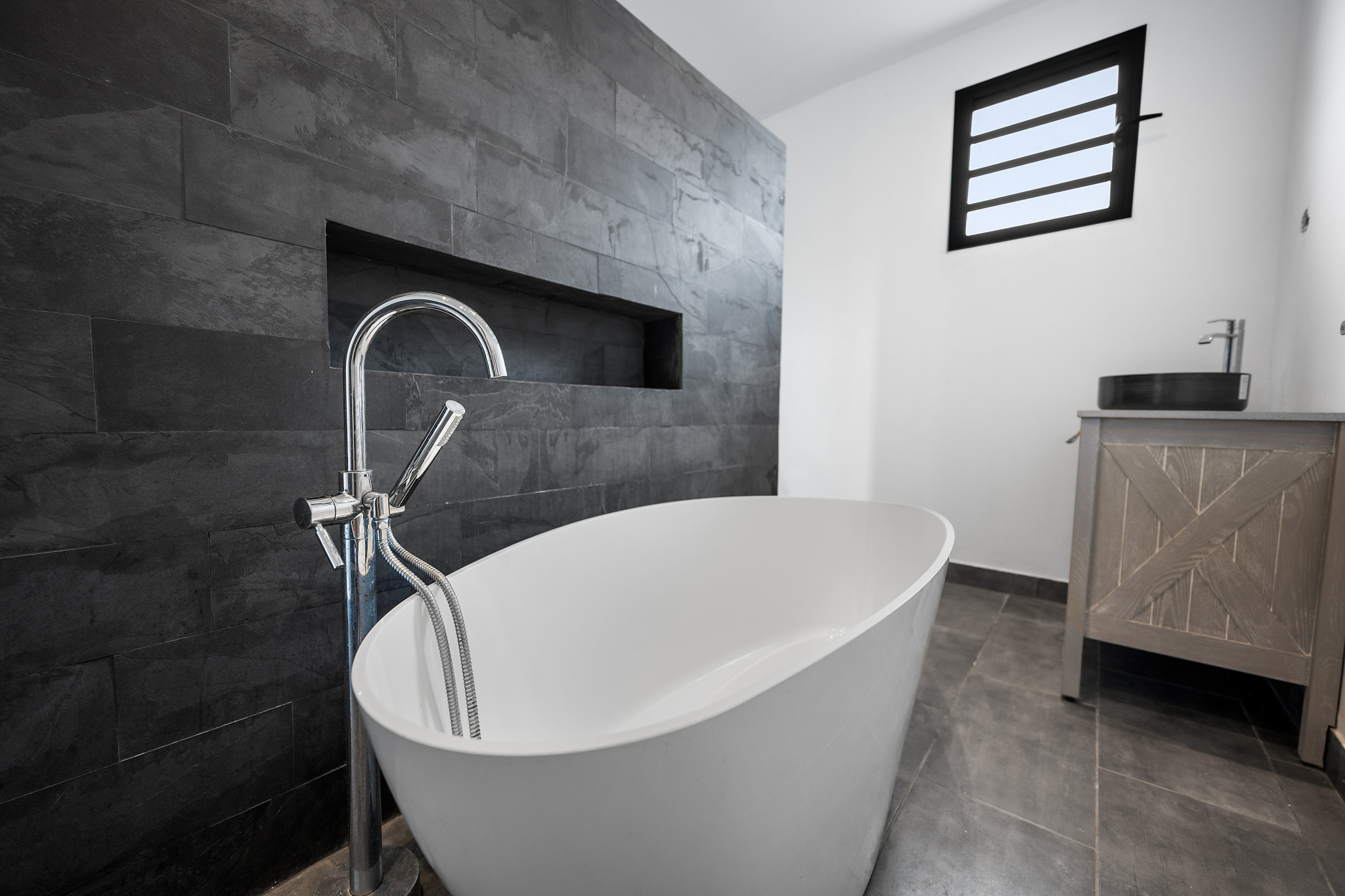 LA POSSESSION (RAVINE A MALHEUR) - EXCLUSIVITE VILLA  241 m2 AVEC PISCINE ET VUE MER