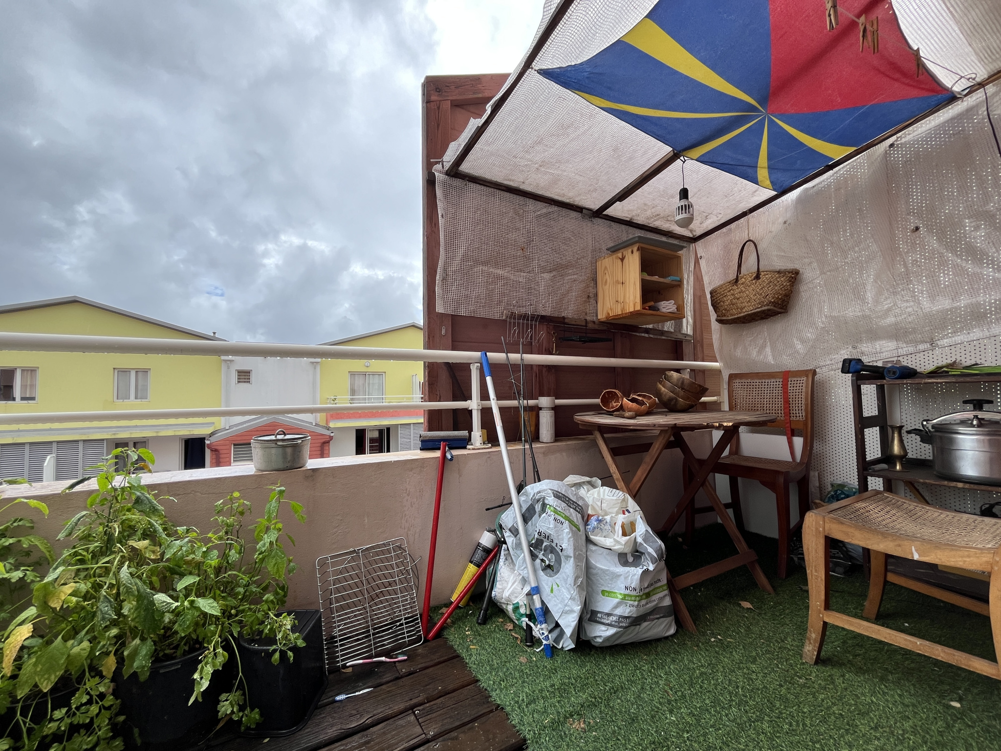 SAINTE CLOTILDE - GRAND STUDIO LOUÉ