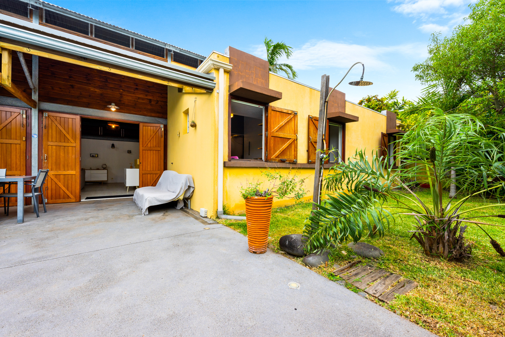 STE MARIE (BEAUSEJOUR/BOIS ROUGE) - MAISON D'ARCHITECTE T4/5 PLAIN-PIED AVEC PISCINE