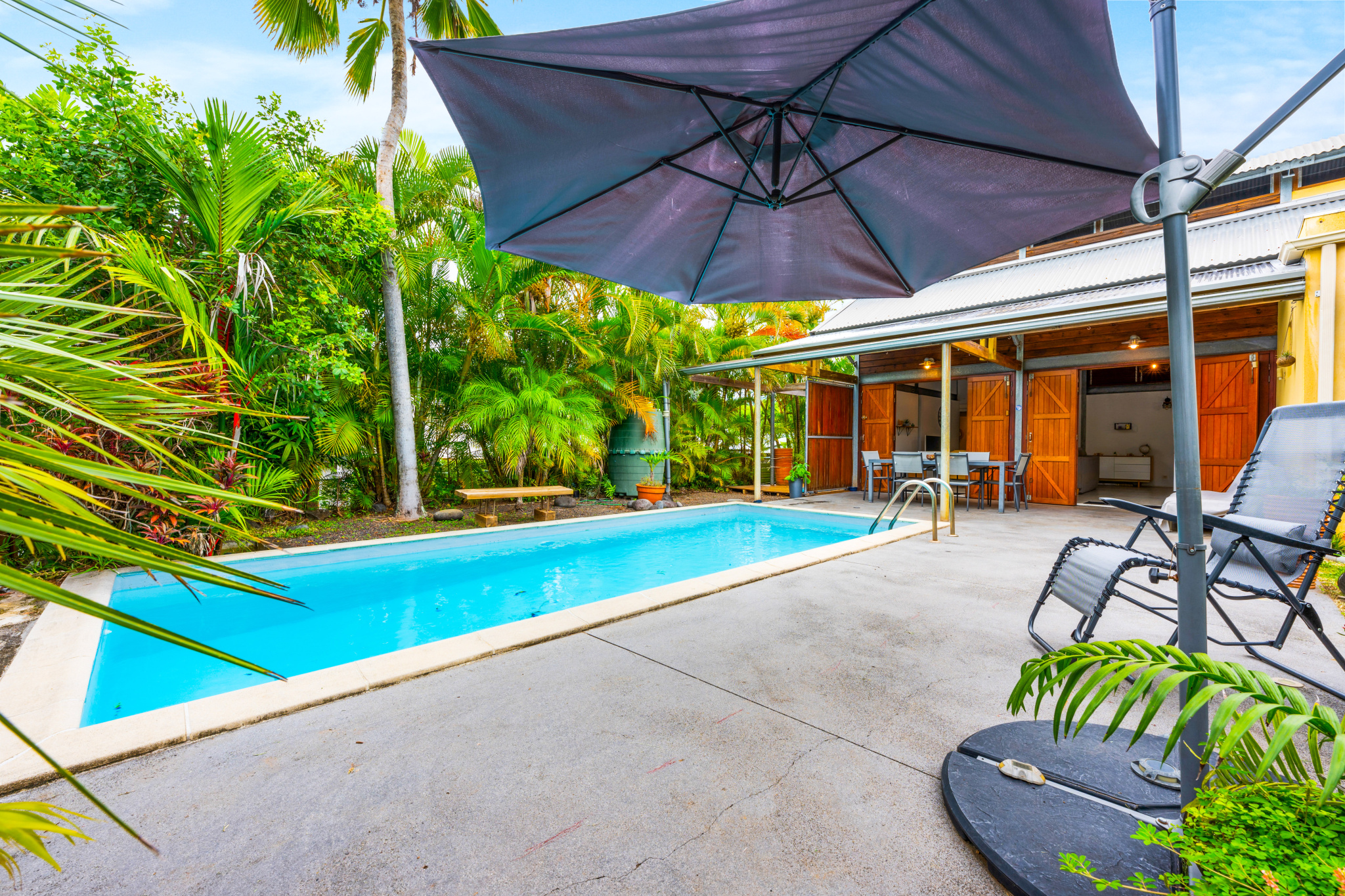 STE MARIE (BEAUSEJOUR/BOIS ROUGE) - MAISON D'ARCHITECTE T4/5 PLAIN-PIED AVEC PISCINE