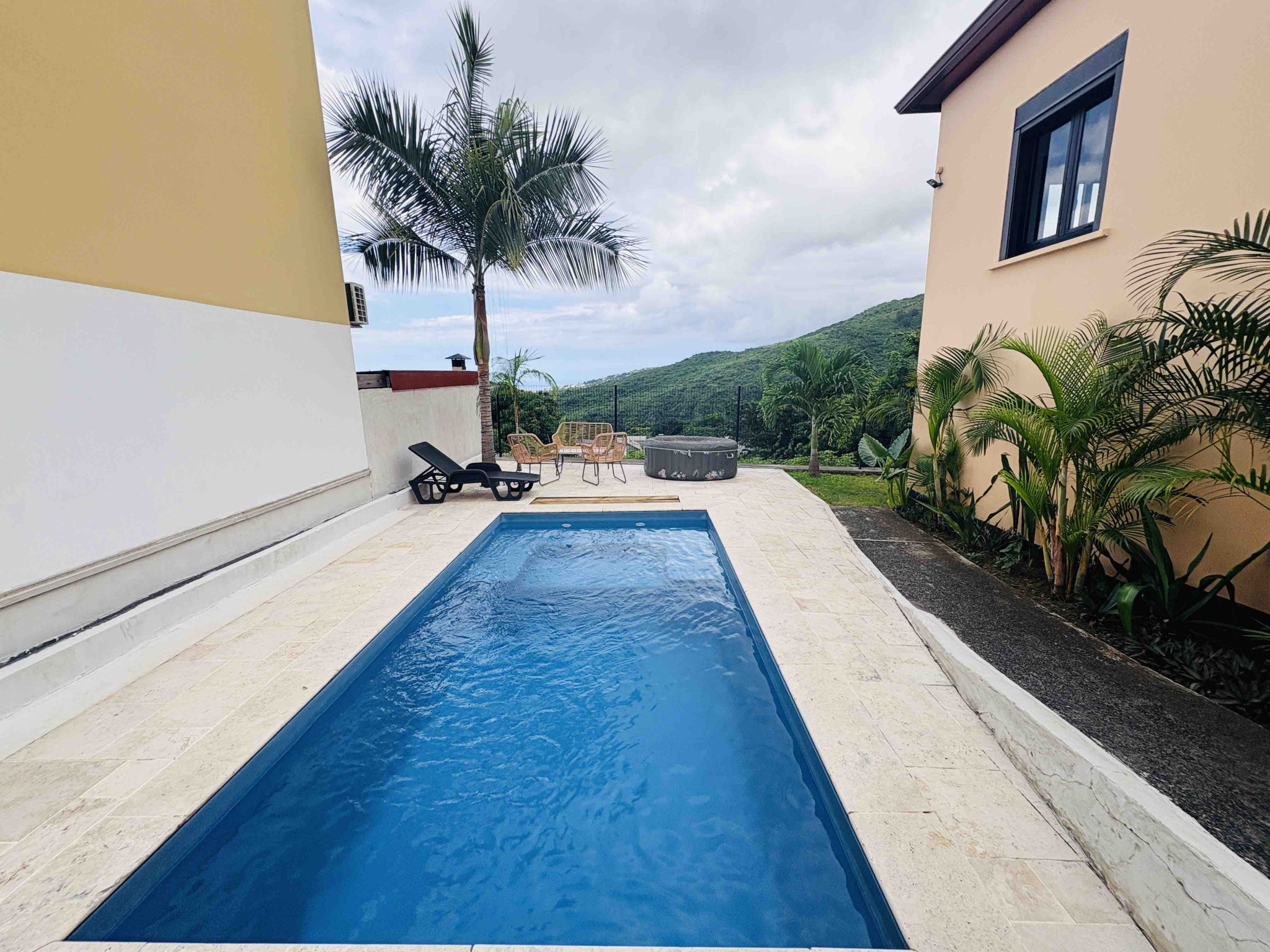 LA POSSESSION (STE THERESE) - EXCEPTIONNEL VILLA MEUBLEE T4 AVEC PISCINE