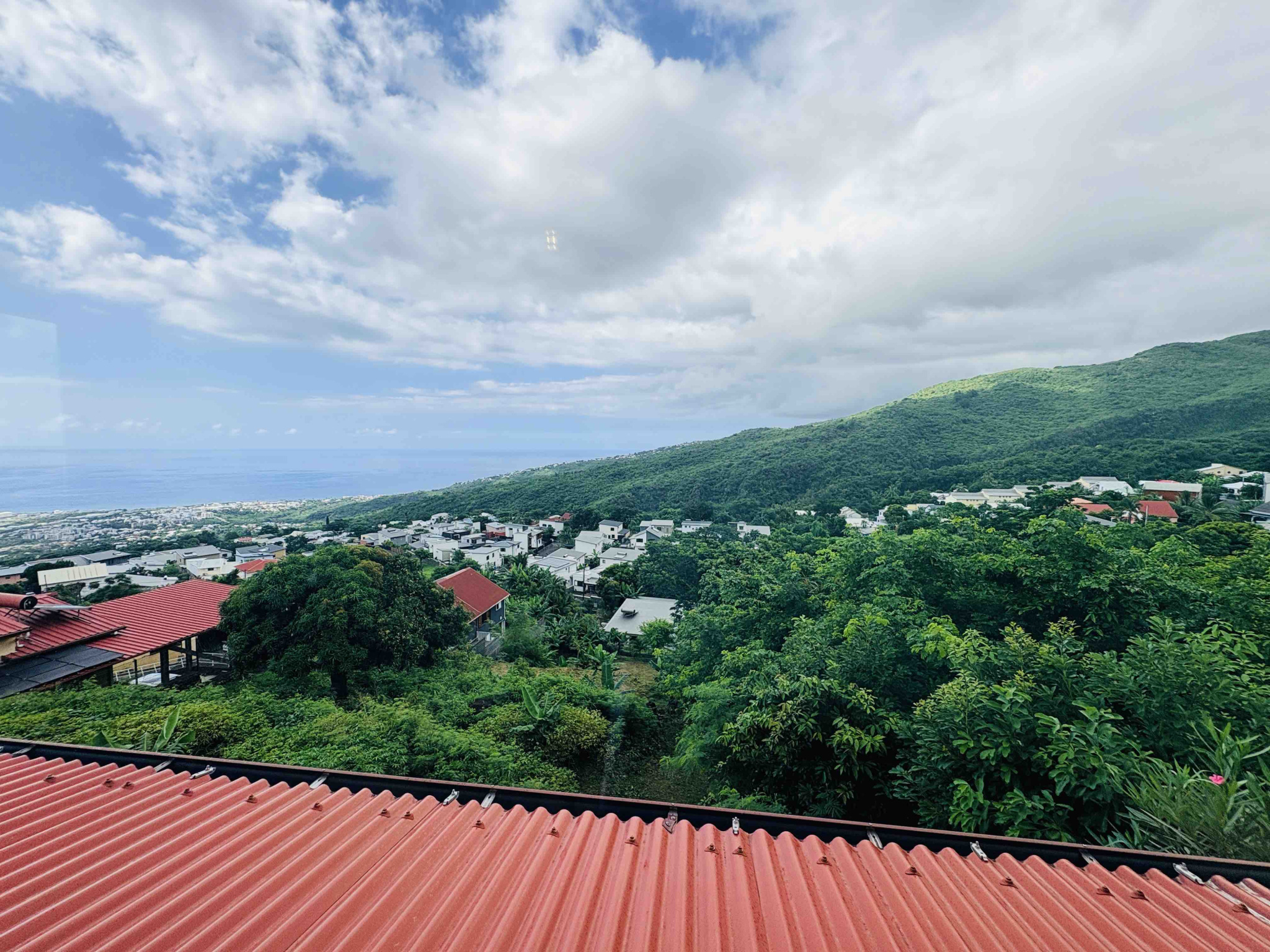 LA POSSESSION (STE THERESE) - EXCEPTIONNEL VILLA MEUBLEE T4 AVEC PISCINE