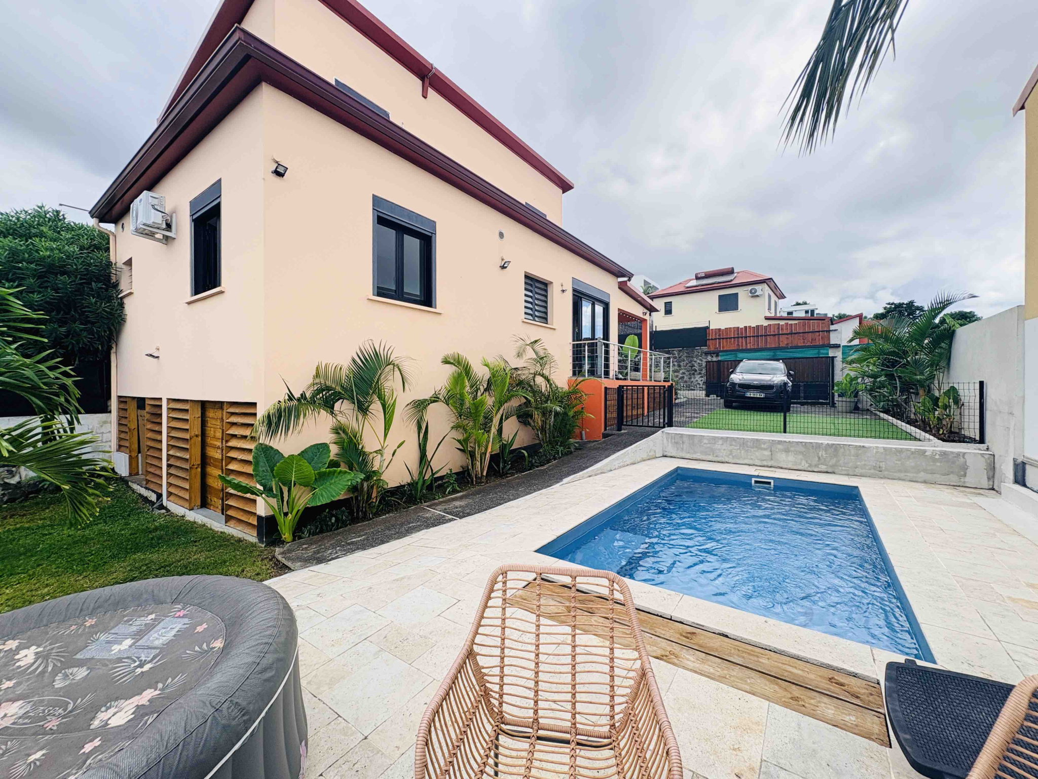 LA POSSESSION (STE THERESE) - EXCEPTIONNEL VILLA MEUBLEE T4 AVEC PISCINE