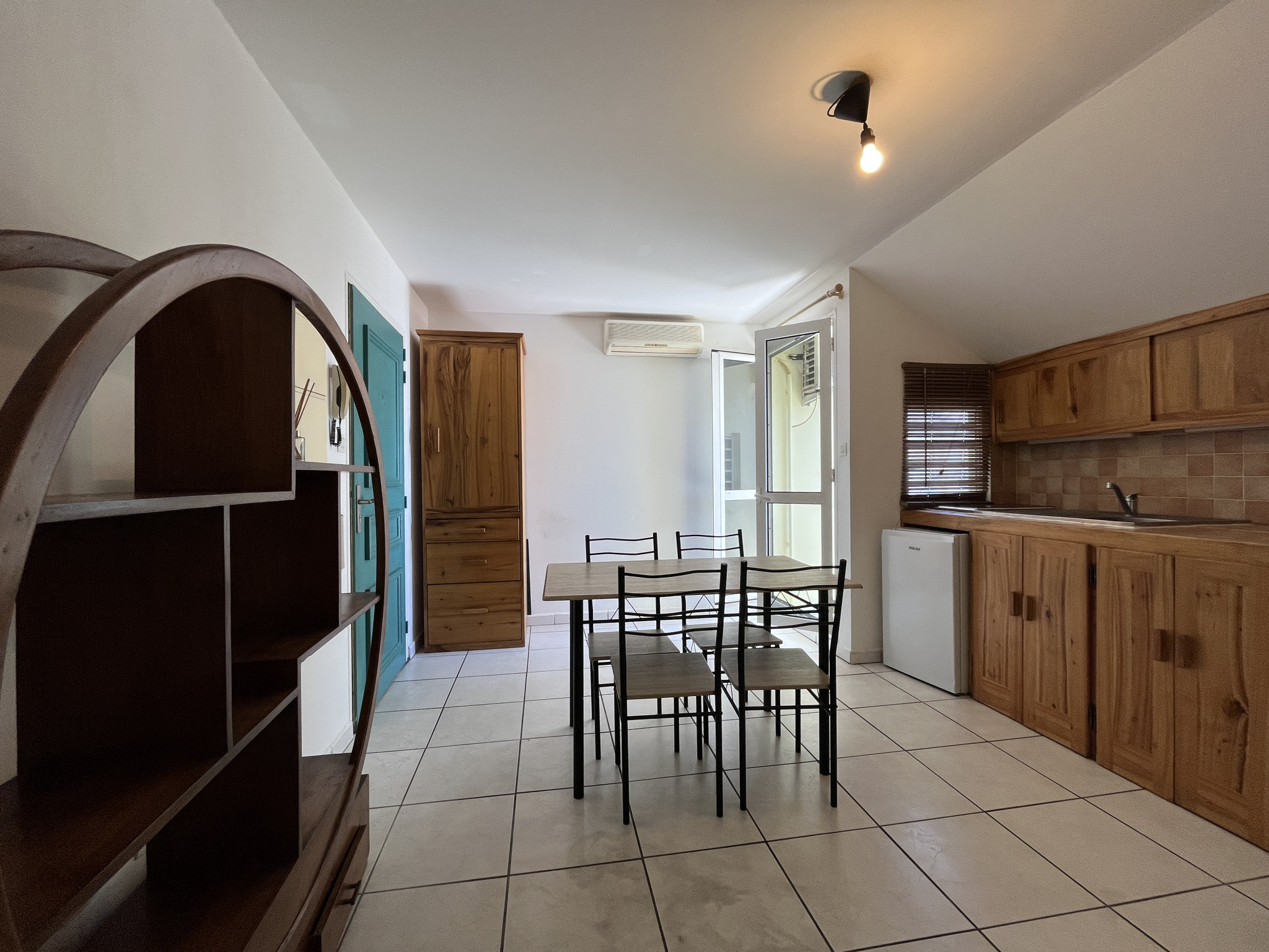 Studio libre - Centre ville de SAINT DENIS - Dernier étage - Vue mer