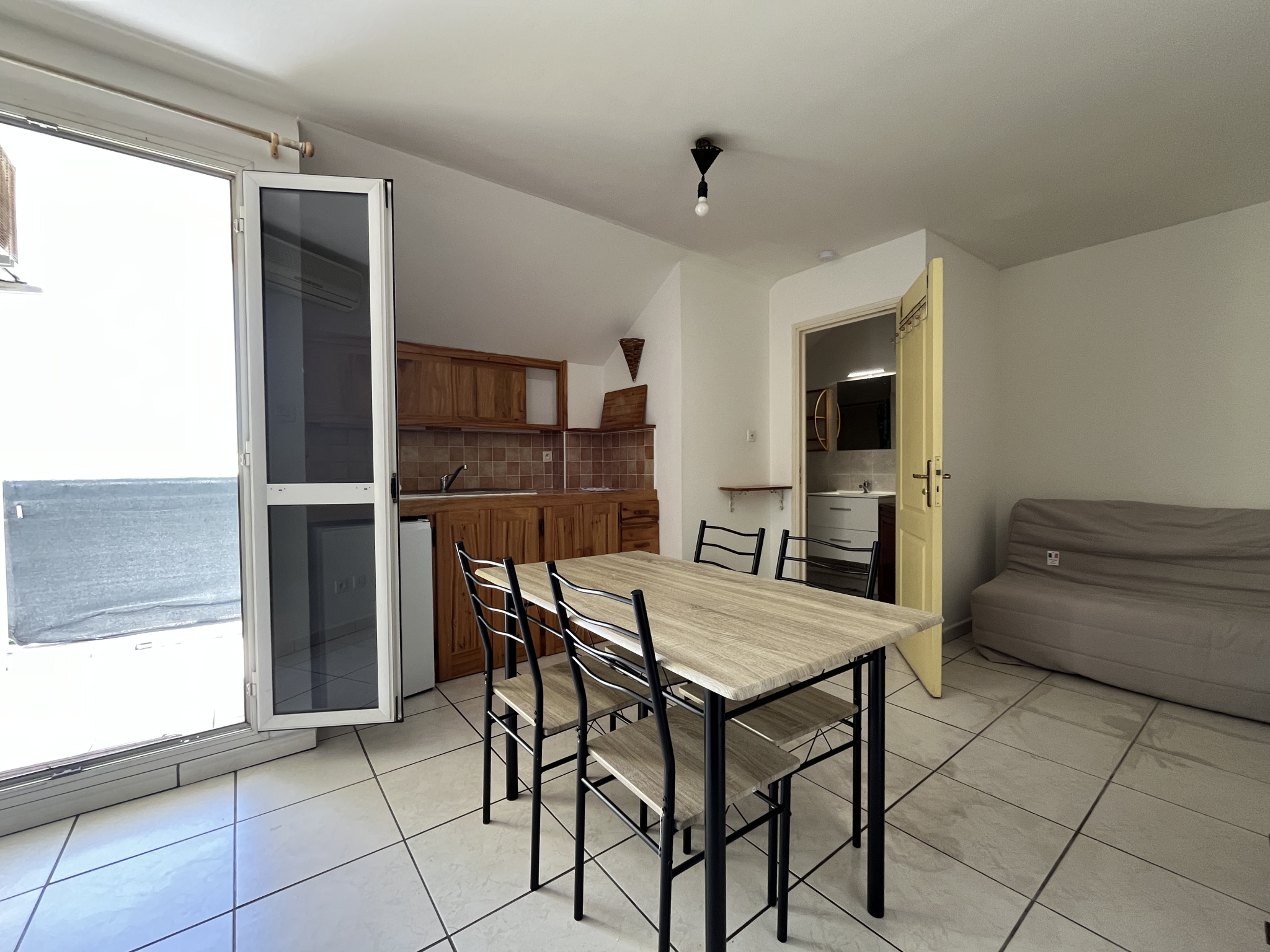 Studio libre - Centre ville de SAINT DENIS - Dernier étage - Vue mer