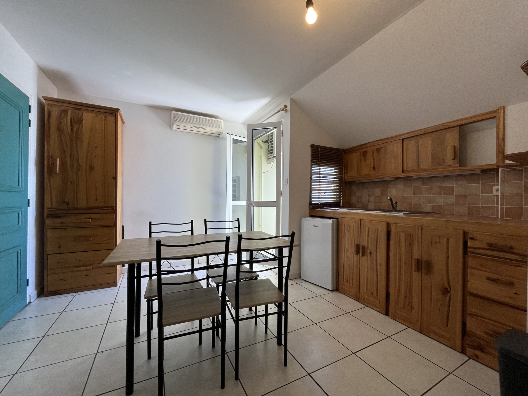 Studio libre - Centre ville de SAINT DENIS - Dernier étage - Vue mer