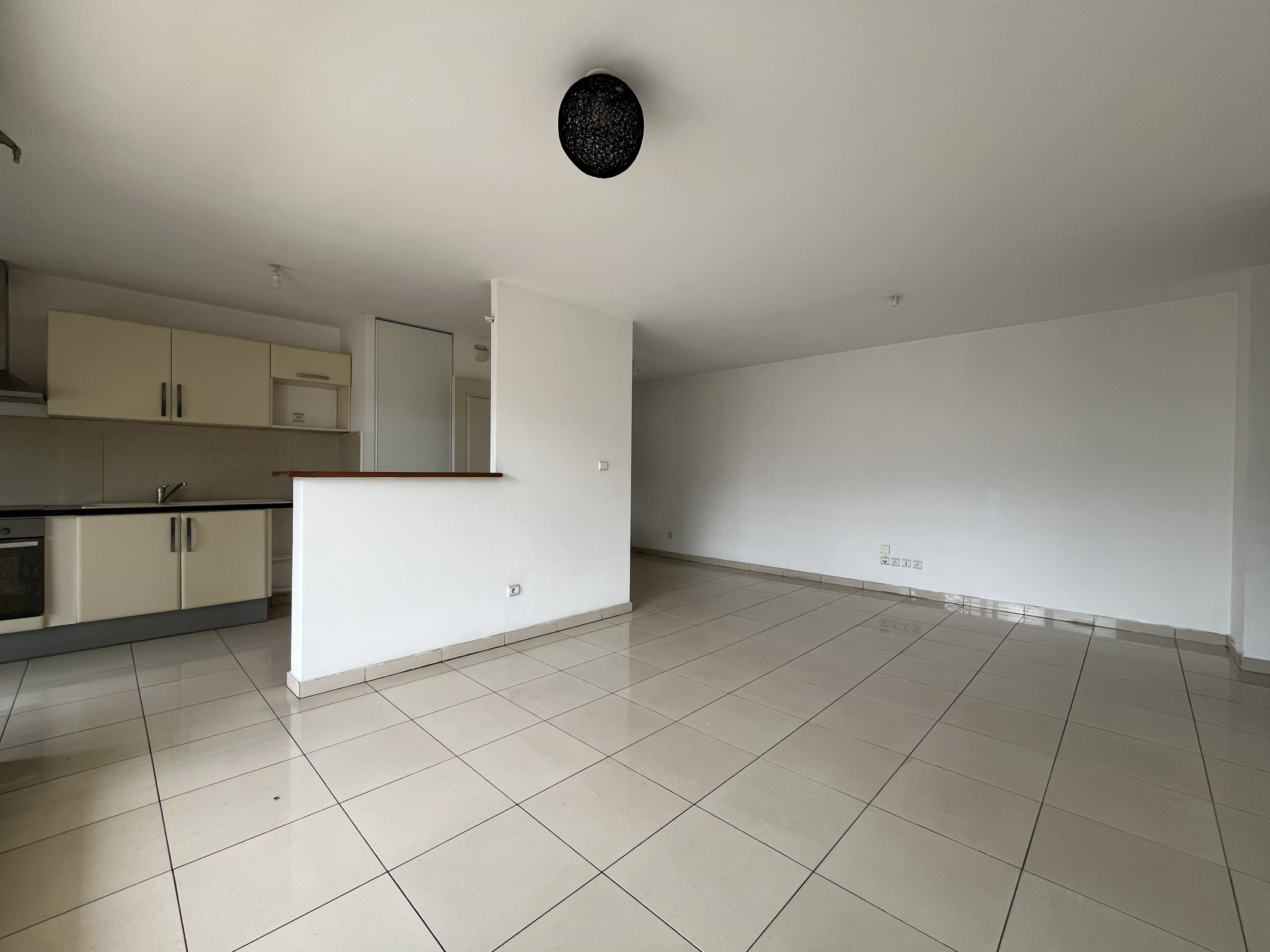 SAINT DENIS (STE CLOTILDE) - APPARTEMENT T4 LIBRE 2 PARKINGS