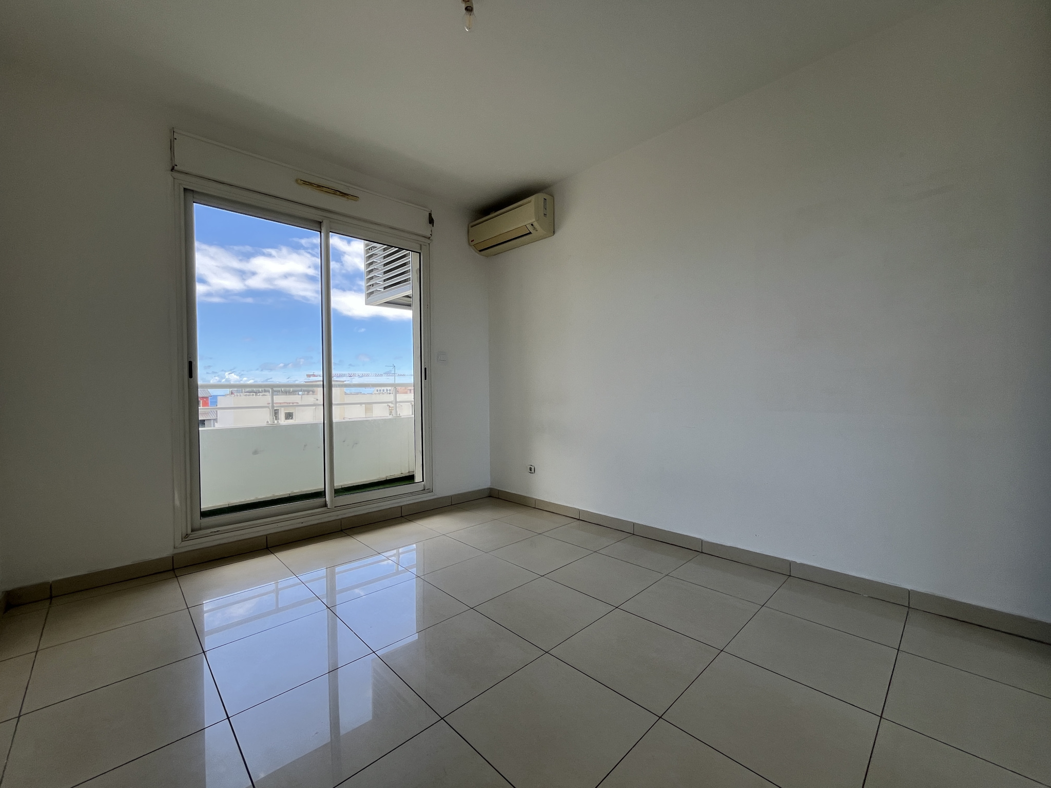 SAINT DENIS (STE CLOTILDE) - APPARTEMENT T4 LIBRE 2 PARKINGS