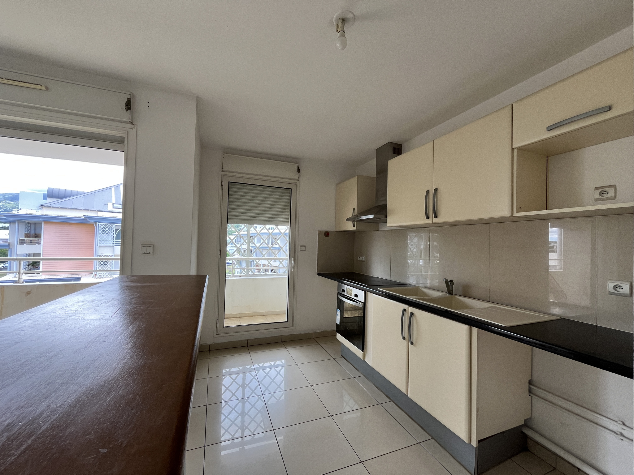 SAINT DENIS (STE CLOTILDE) - APPARTEMENT T4 LIBRE 2 PARKINGS