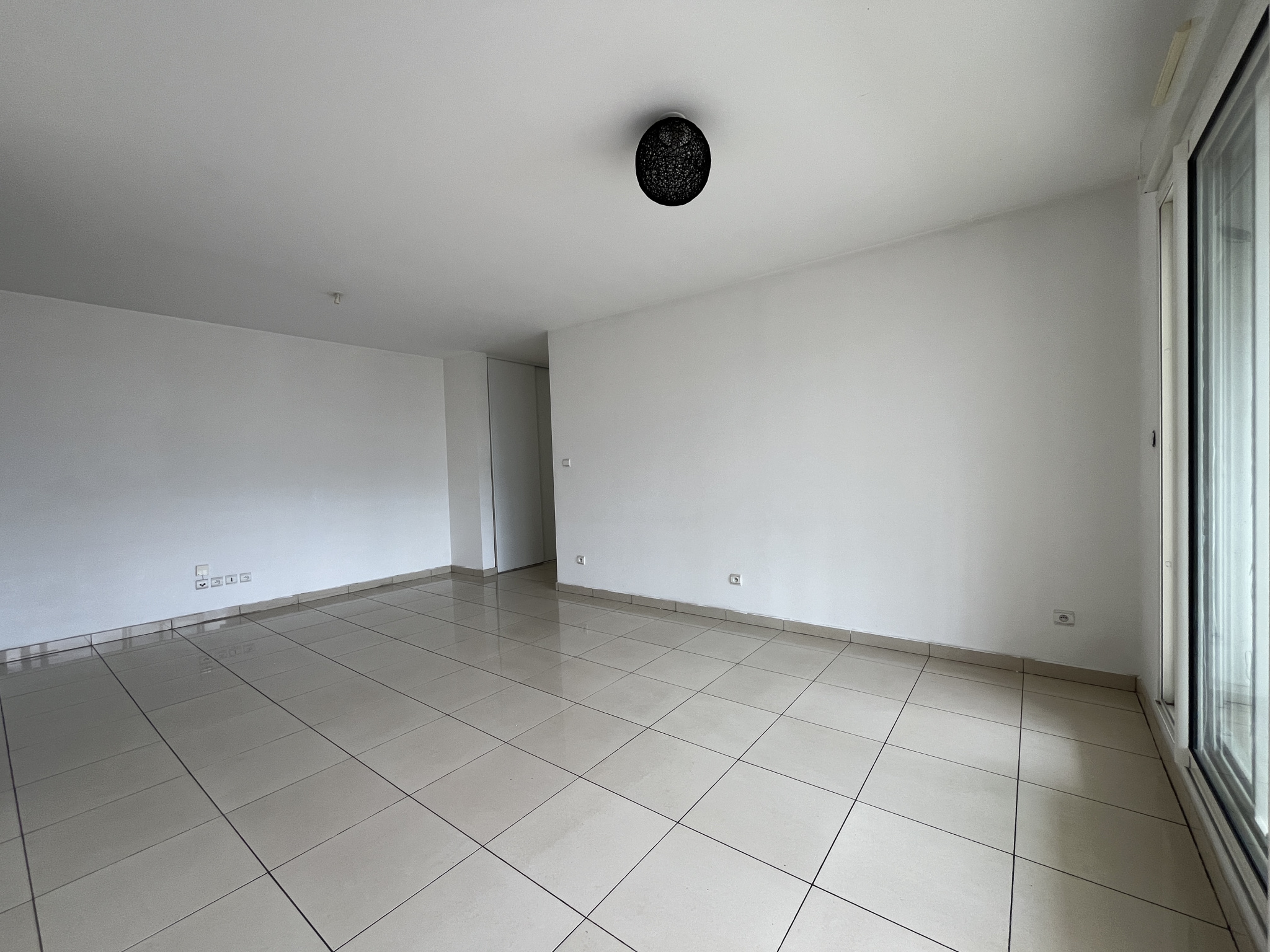 SAINT DENIS (STE CLOTILDE) - APPARTEMENT T4 LIBRE 2 PARKINGS